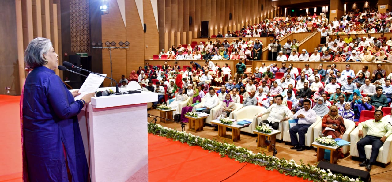 "জুলাইয়ের চেতনায় দেশ গড়তে লাখো কন্ঠে শপথ পড়ালেন উপদেষ্টা শারমীন এস মুরশিদ"