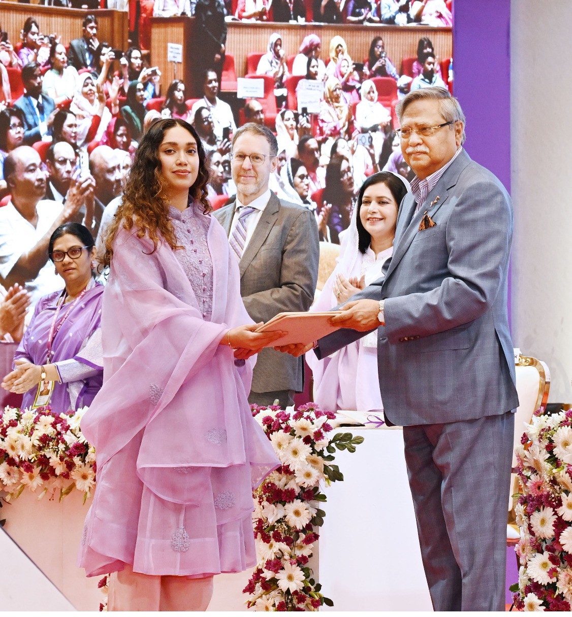 মহামান্য রাষ্ট্রপতি মোঃ সাহাবুদ্দিনের নিকট থেকে নারী শিক্ষায় অবদান এবং গণতন্ত্রের অগ্রযাত্রায় শ্রেষ্ঠ অদম্য নারী সম্মাননাপ্রাপ্ত প্রয়াত প্রধানমন্ত্রী বেগম খালেদা জিয়ার সম্মাননা গ্রহণ করেন তাঁর স্নেহাস্পদ নাতনি ব্যারিস্টার জাইমা রহমান।