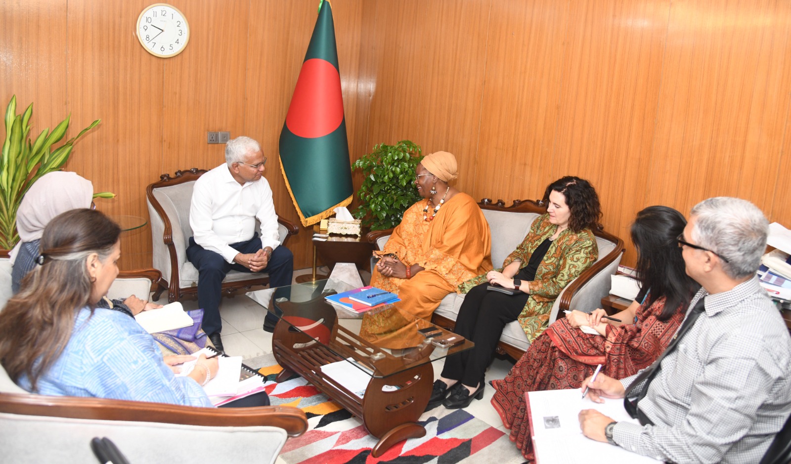 মহিলা ও শিশু বিষয়ক মন্ত্রী আবু জাফর মোঃ জাহিদ হোসেনের সাথে আজ ঢাকায় মন্ত্রণালয়ে তাঁর অফিসকক্ষে ইউএন উইমেন-এর প্রতিনিধিদল সাক্ষাৎ করেন (রবিবার, ১৭ মে ২০২৬)।