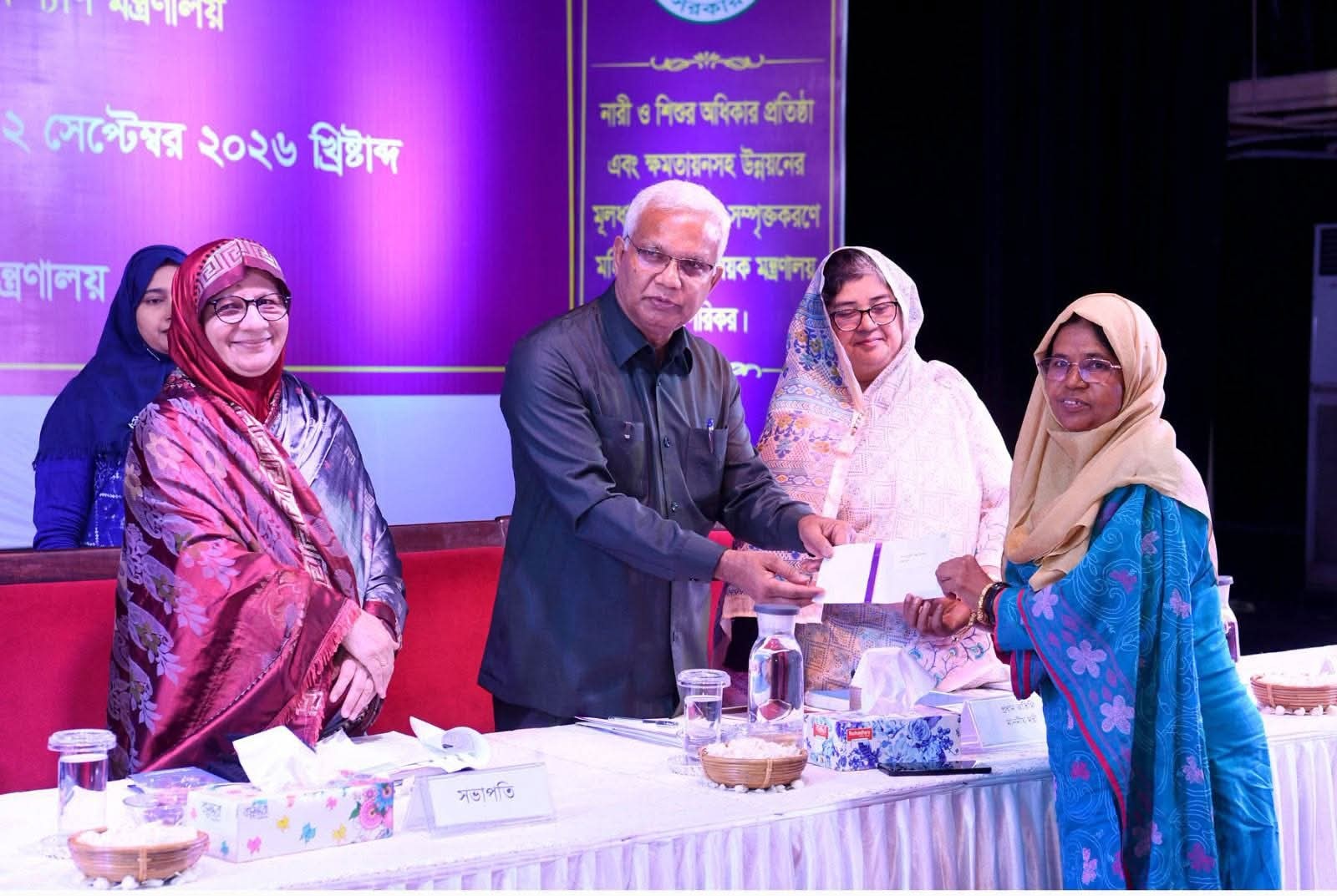 মহিলা ও শিশু বিষয়ক মন্ত্রী আবু জাফর মোঃ জাহিদ হোসেন আজ ঢাকায় বাংলাদেশ শিশু একাডেমিতে স্বেচ্ছাসেবী মহিলা সমিতিসমূহের মধ্যে ২০২৫-২০২৬ অর্থবছরের অনুদানের চেক বিতরণ করেন