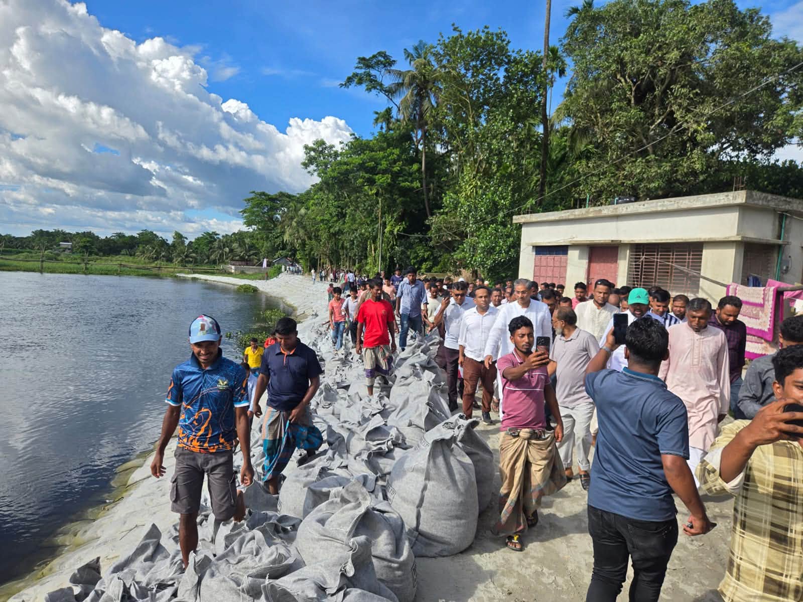 পানিসম্পদ মন্ত্রী জনাব মোঃ শহীদউদ্দীন চৌধুরী এ্যানি এমপি লক্ষ্মীপুর দিঘলী ইউনিয়নে বাংলাদেশ পানি উন্নয়ন বোর্ড(বাপাউবো)কর্তৃক বাস্তবায়নাধীন আপদকালীন কাজ পরিদর্শন করেন। (০৩.০৭.২০২৬)