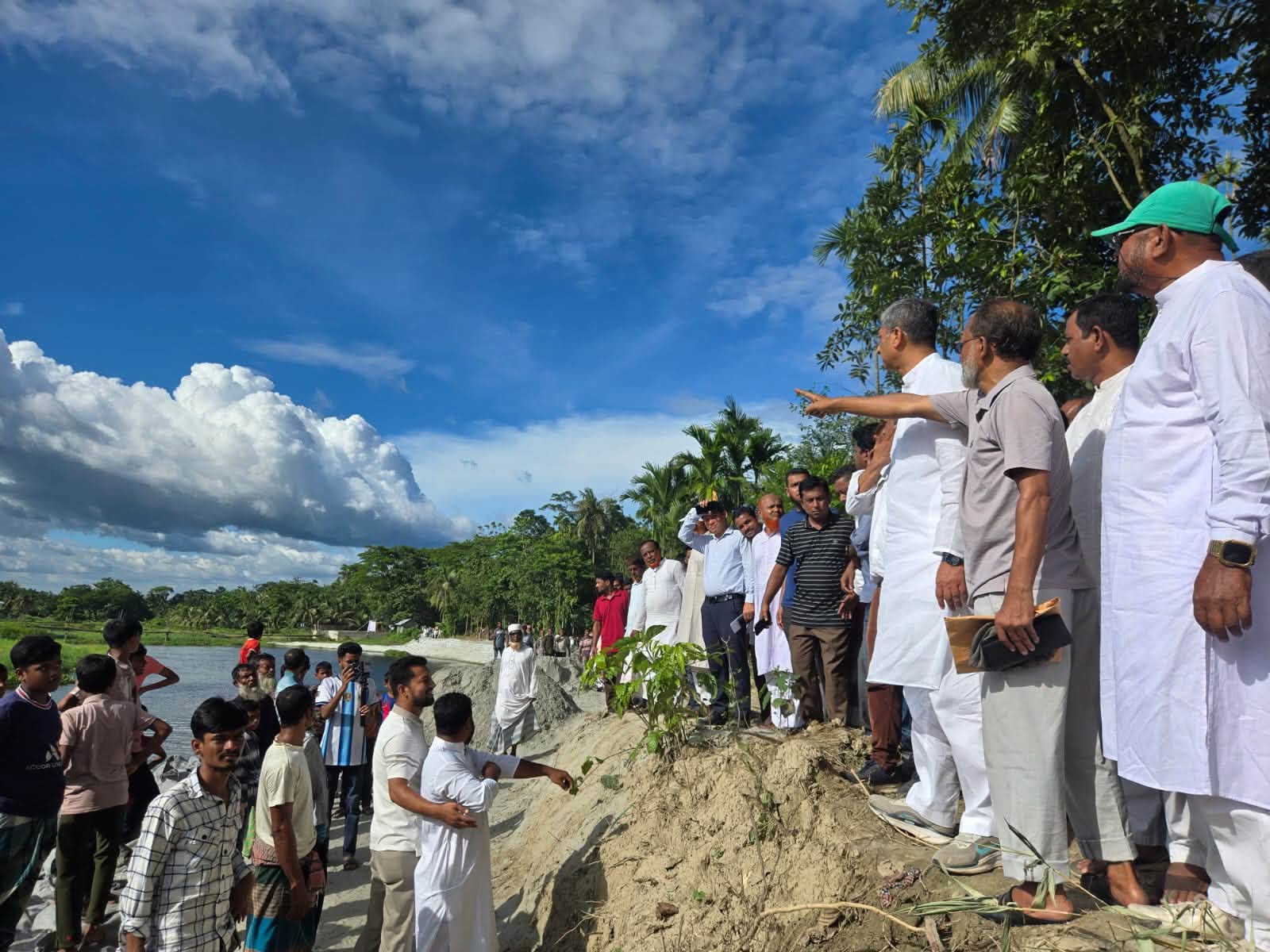 পানিসম্পদ মন্ত্রী জনাব মোঃ শহীদউদ্দীন চৌধুরী এ্যানি এমপি লক্ষ্মীপুর দিঘলী ইউনিয়নে বাংলাদেশ পানি উন্নয়ন বোর্ড(বাপাউবো)কর্তৃক বাস্তবায়নাধীন আপদকালীন কাজ পরিদর্শন করেন। (০৩.০৭.২০২৬)