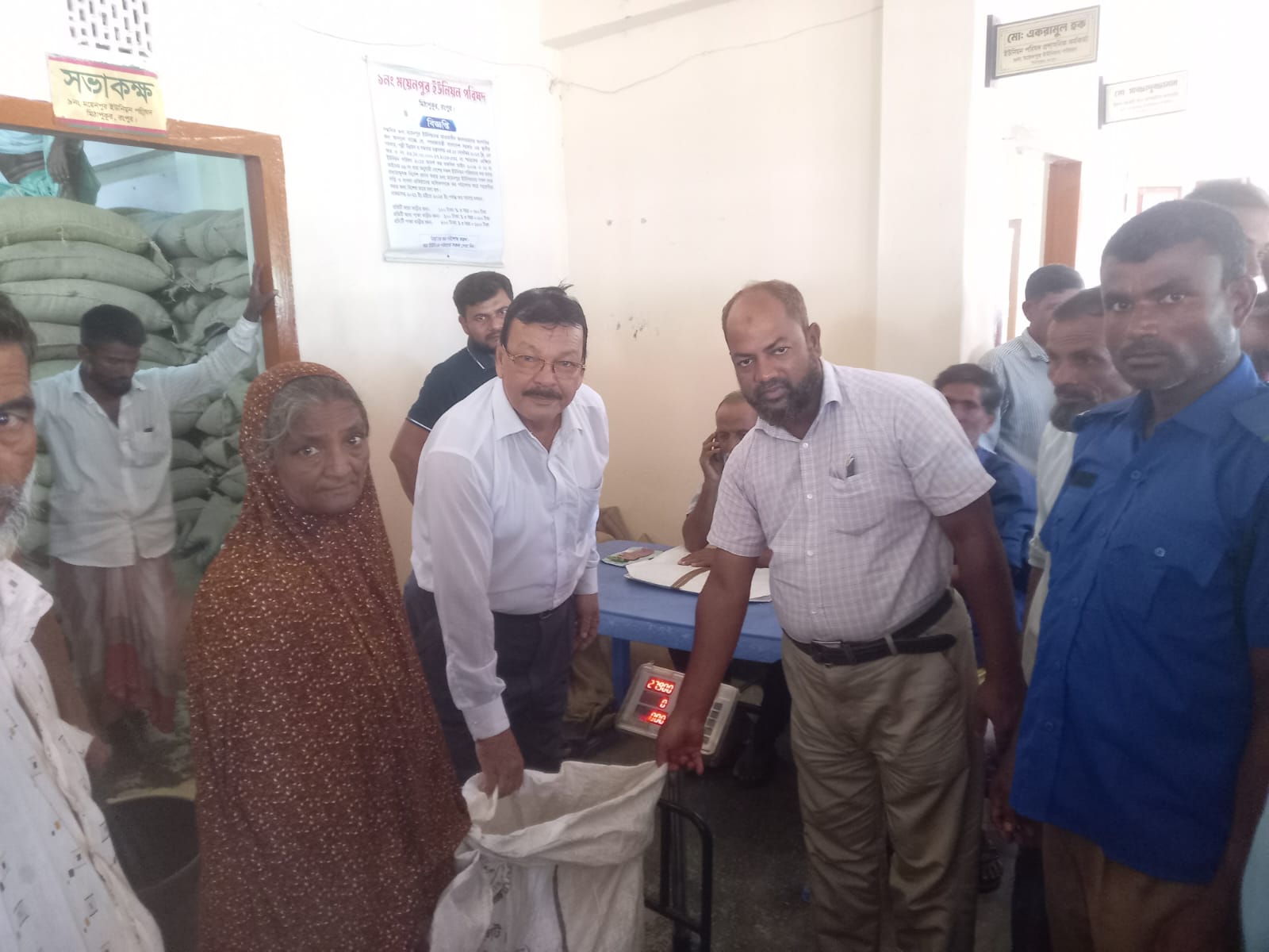 ৯ নং ময়েনপুর ইউনিয়নের রেশম কার্ড এর কার্ডধারী দের চাল বিতরন