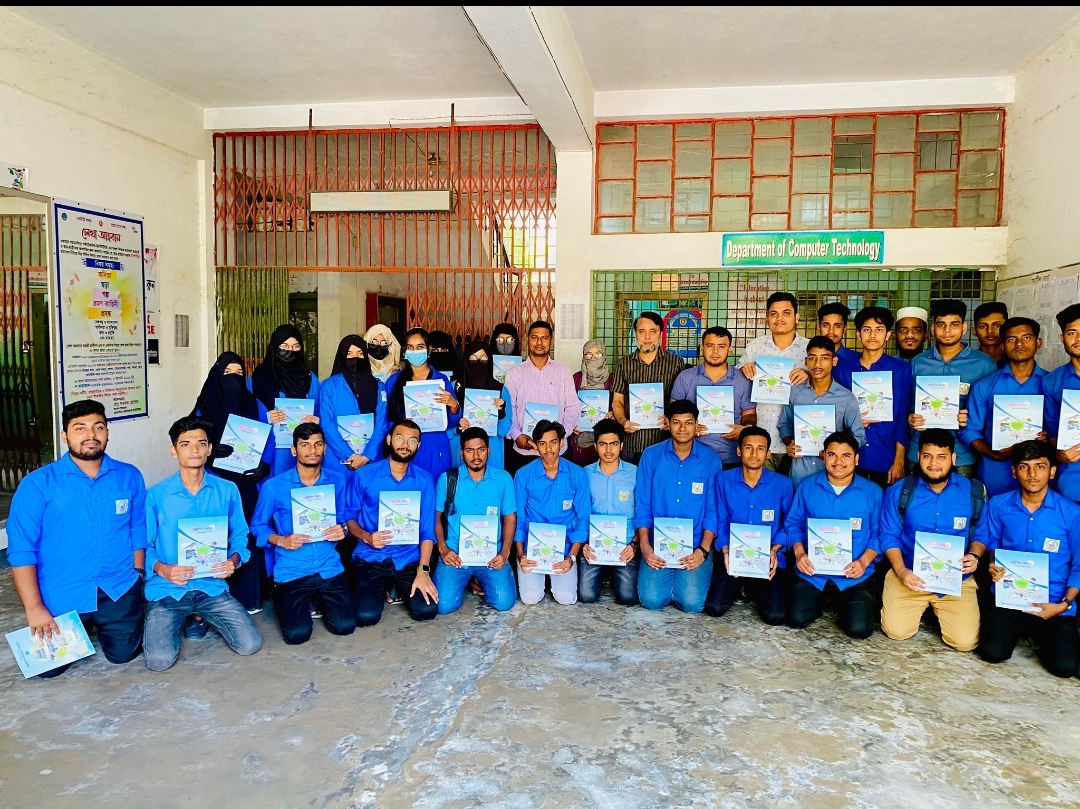 শিক্ষার্থীদের মাঝে ম্যাগাজিন বিতরণ