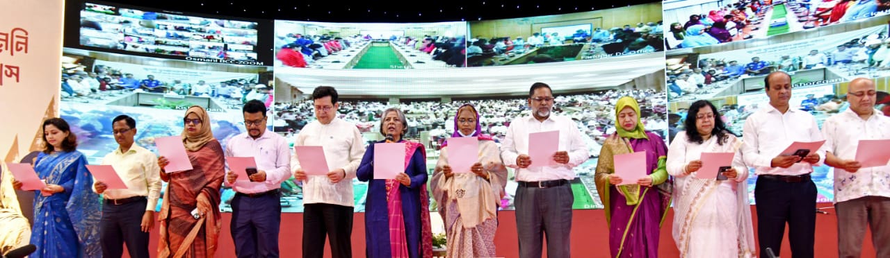 জুলাই পুনর্জাগরণে সমাজ গঠনে লাখো কন্ঠে শপথ গ্রহণ অনুষ্ঠানে সমাজকল্যাণ মন্ত্রণালয়ের মাননীয় উপদেষ্টা এবং সম্মানিত সচিব মহোদয় ও মন্ত্রণালয়ের কর্মকর্তাবৃন্দ