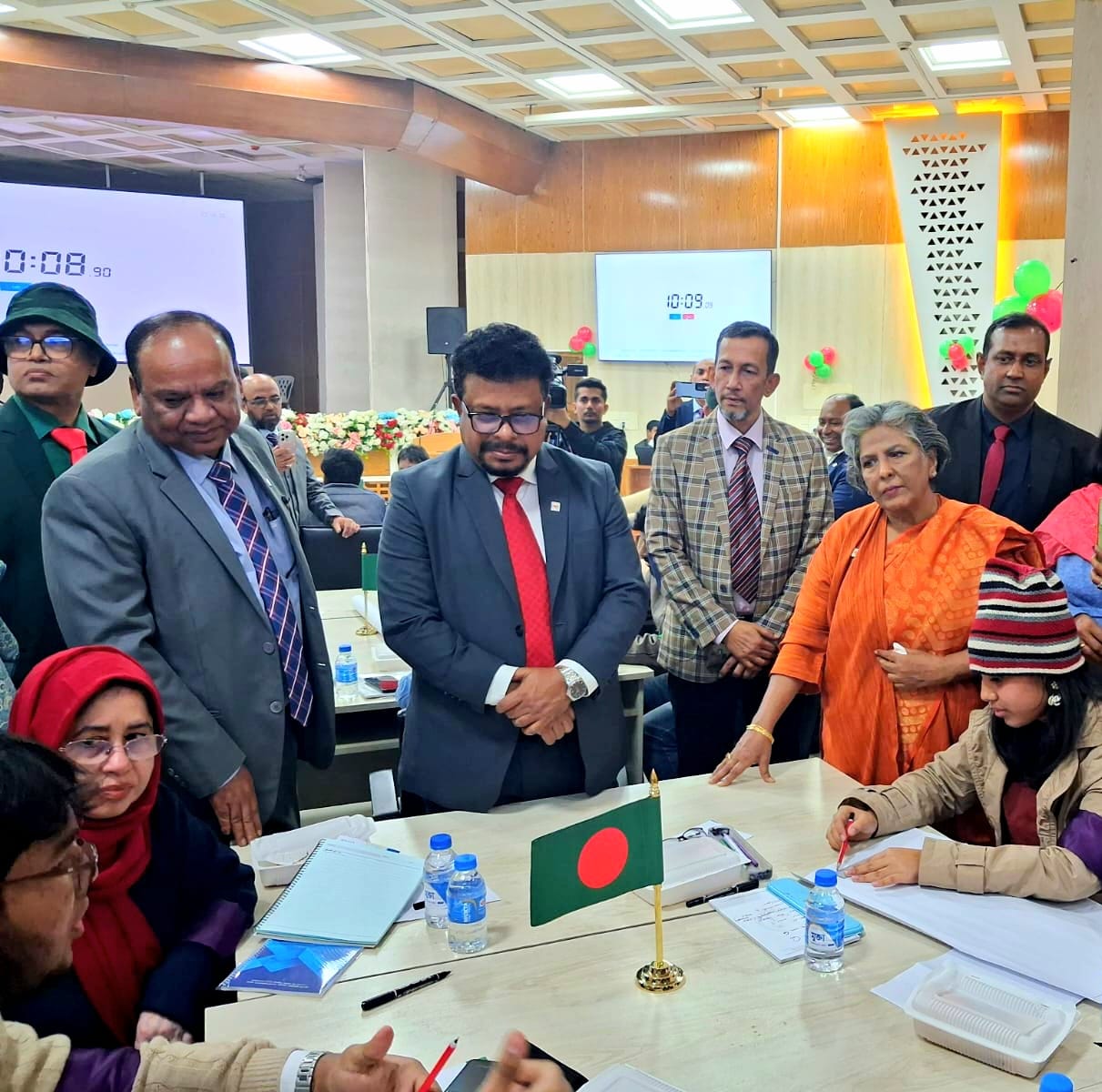 ২ জানুয়ারি জাতীয় সমাজসেবা দিবস ২০২৬ উদযাপন উপলক্ষে সমাজসেবা অধিদফতরে আয়োজিত অনুষ্ঠানে উপস্থিত ছিলেন সমাজকল্যাণ মন্ত্রণালয়ের মাননীয় উপদেষ্টা জনাব শারমীন এস মুরশিদ ও সমাজকল্যাণ মন্ত্রণালয়ের সম্মানিত সচিব জনাব ড. মোহাম্মদ আবু ইউছুফ এবং কর্মকর্তাগণ