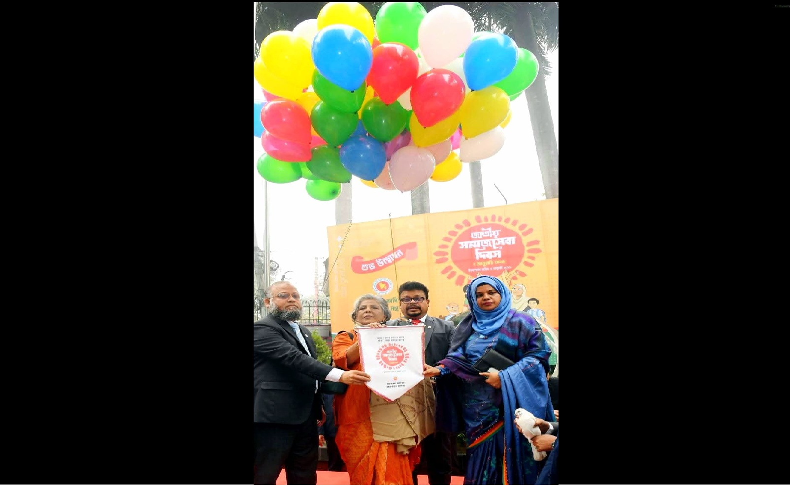 ২ জানুয়ারি জাতীয় সমাজসেবা দিবস ২০২৬ উদযাপন উপলক্ষে সমাজসেবা অধিদফতরে আয়োজিত অনুষ্ঠানে উপস্থিত ছিলেন সমাজকল্যাণ মন্ত্রণালয়ের মাননীয় উপদেষ্টা জনাব শারমীন এস মুরশিদ ও সমাজকল্যাণ মন্ত্রণালয়ের সম্মানিত সচিব জনাব ড. মোহাম্মদ আবু ইউছুফ এবং কর্মকর্তাগণ।