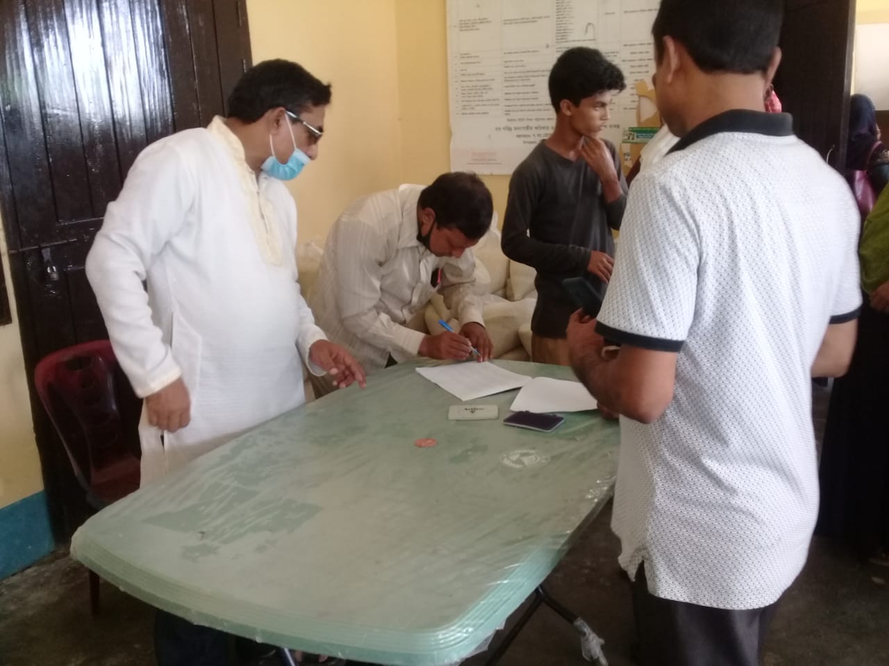 জি আর এর চাল বিতরনের বিভিন্ন ছবি