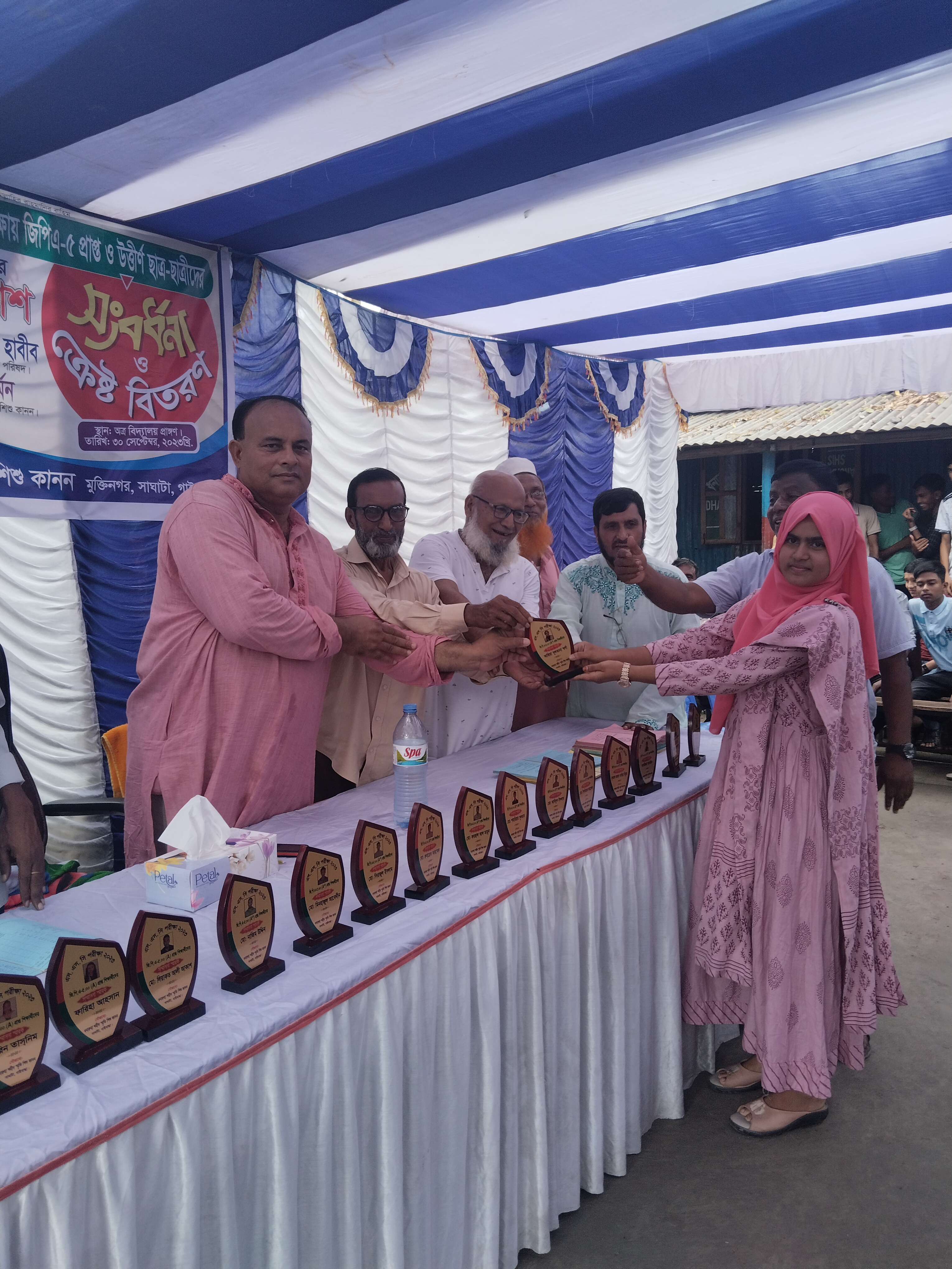 এস এস সি পরিক্ষায় এ প্লাস শির্ক্ষাথীদের মাঝে ক্রেস বিতরণ অনুষ্ঠান