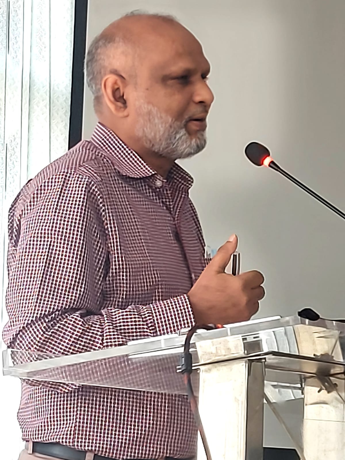 সেমিনারে বক্তব্য রাখছেন মহাপরিচালক স্বাস্থ্য শিক্ষা অধ্যাপক আমিরুল মোর্শেদ