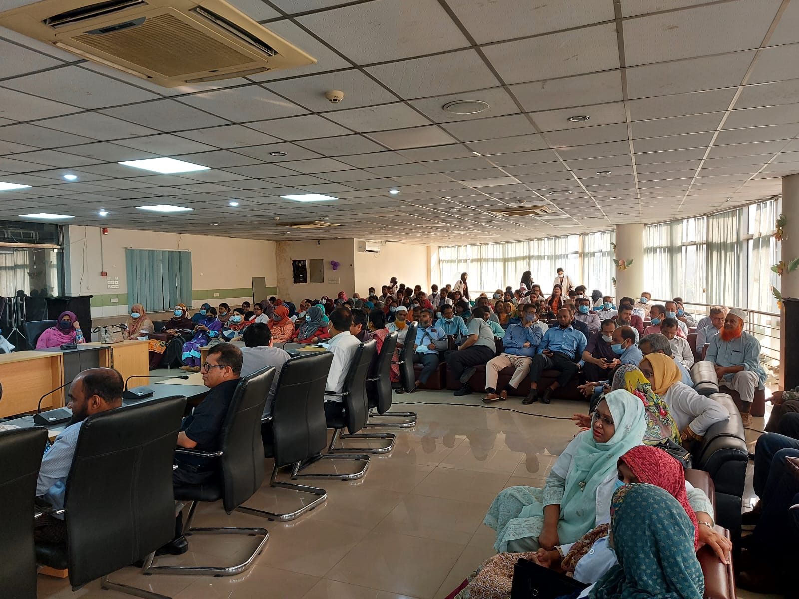 সাপ্তাহিক ক্লিনিক্যাল মিটিং এ শিক্ষকবৃন্দ