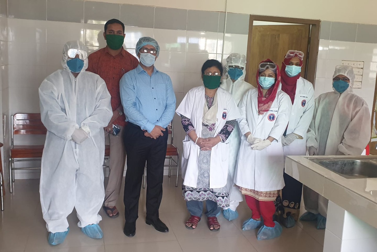 করোনা পিসিআর ল্যাবের উদ্বোধন করছেন তৎকালীন অধ্যক্ষ