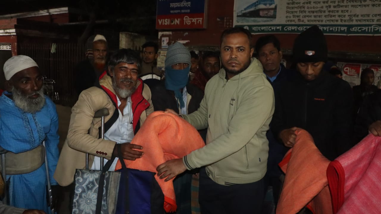 কম্বল বিতরণ