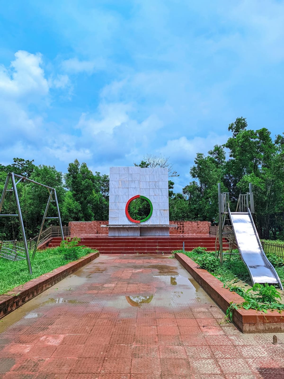 সোনাগাজী উপজেলাধীন নবাবপুর-ভোর বাজার সড়কের পার্শ্বে মুক্তিযোদ্ধা স্মৃতি যাদুগর নির্মান
