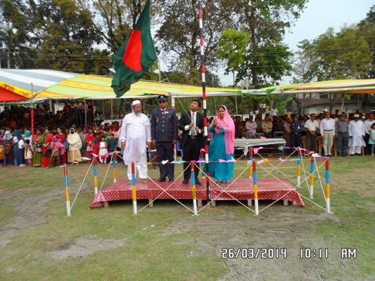 জাতীয় পতাকা উত্তোলন করছেন সহকারী কমিশনার ও নির্বাহী ম্যাজিষ্ট্রেট, উপজেলা চেয়ারম্যান, ভারপ্রাপ্ত কর্মকর্তা, নাগেশ্বরী থানা