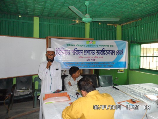 মাওলানা সাহেব কোরআন তিলাওয়াক করছেন।