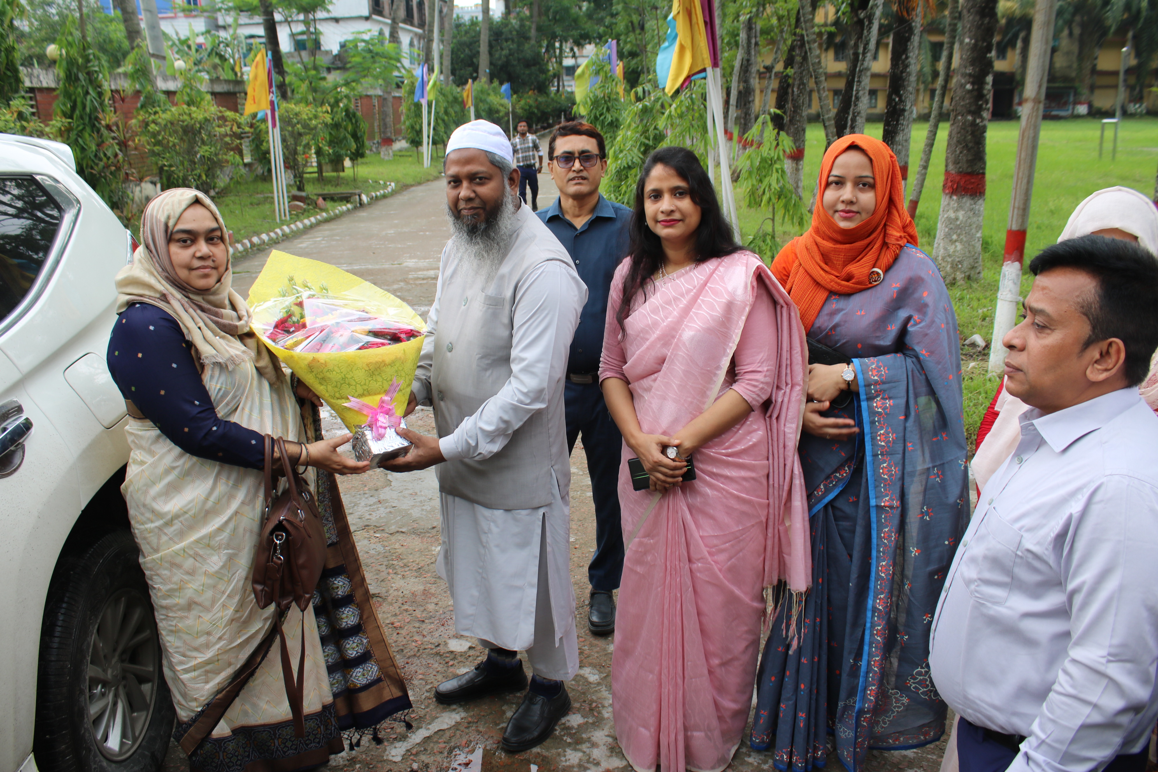 জনাব শাহীনা ফেরদৌসী, মহাপরিচালক, প্রাথমিক শিক্ষা অধিদপ্তর জাতীয় প্রাথমিক শিক্ষা একাডেমি (নেপ) এ আগমন উপলক্ষে ফুল দিয়ে বরণ করে নিচ্ছে জনাব ফরিদ আহ্‌মদ মহাপরিচালক (নেপ)