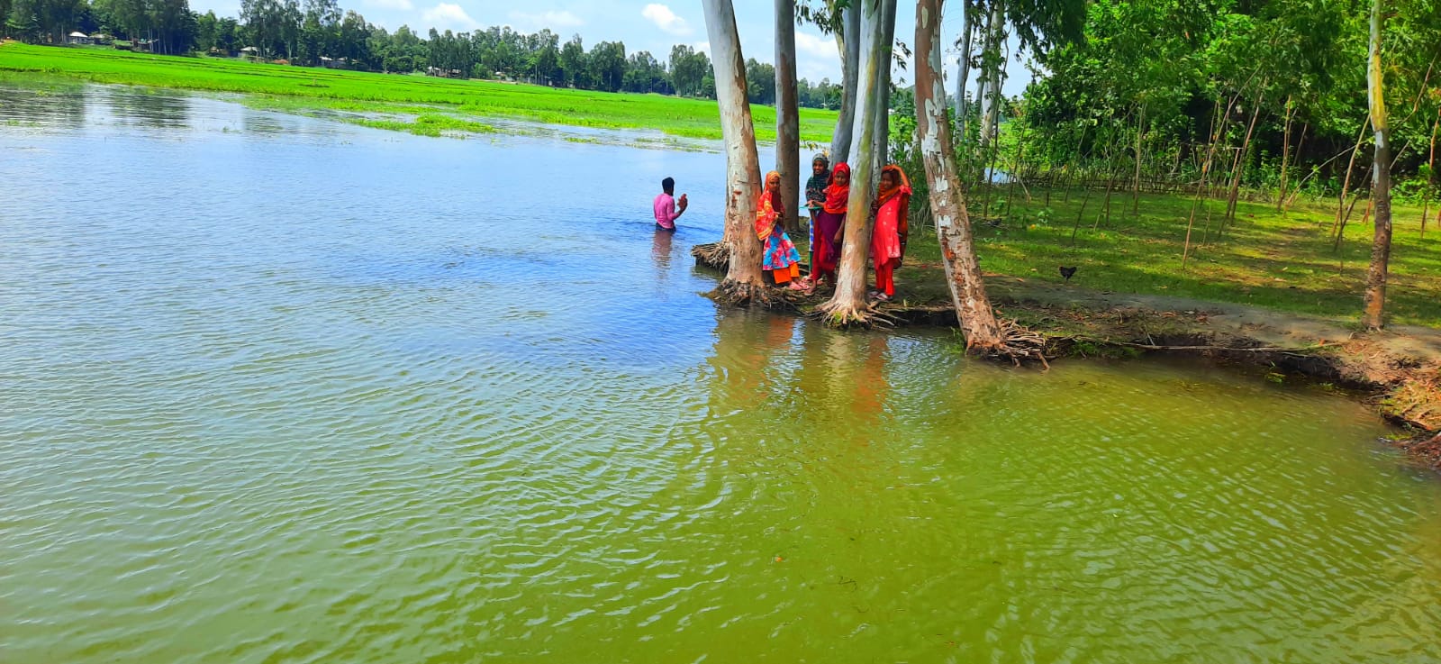 শিক্ষার্থীদের স্কুলের পথে জলের বাধা।