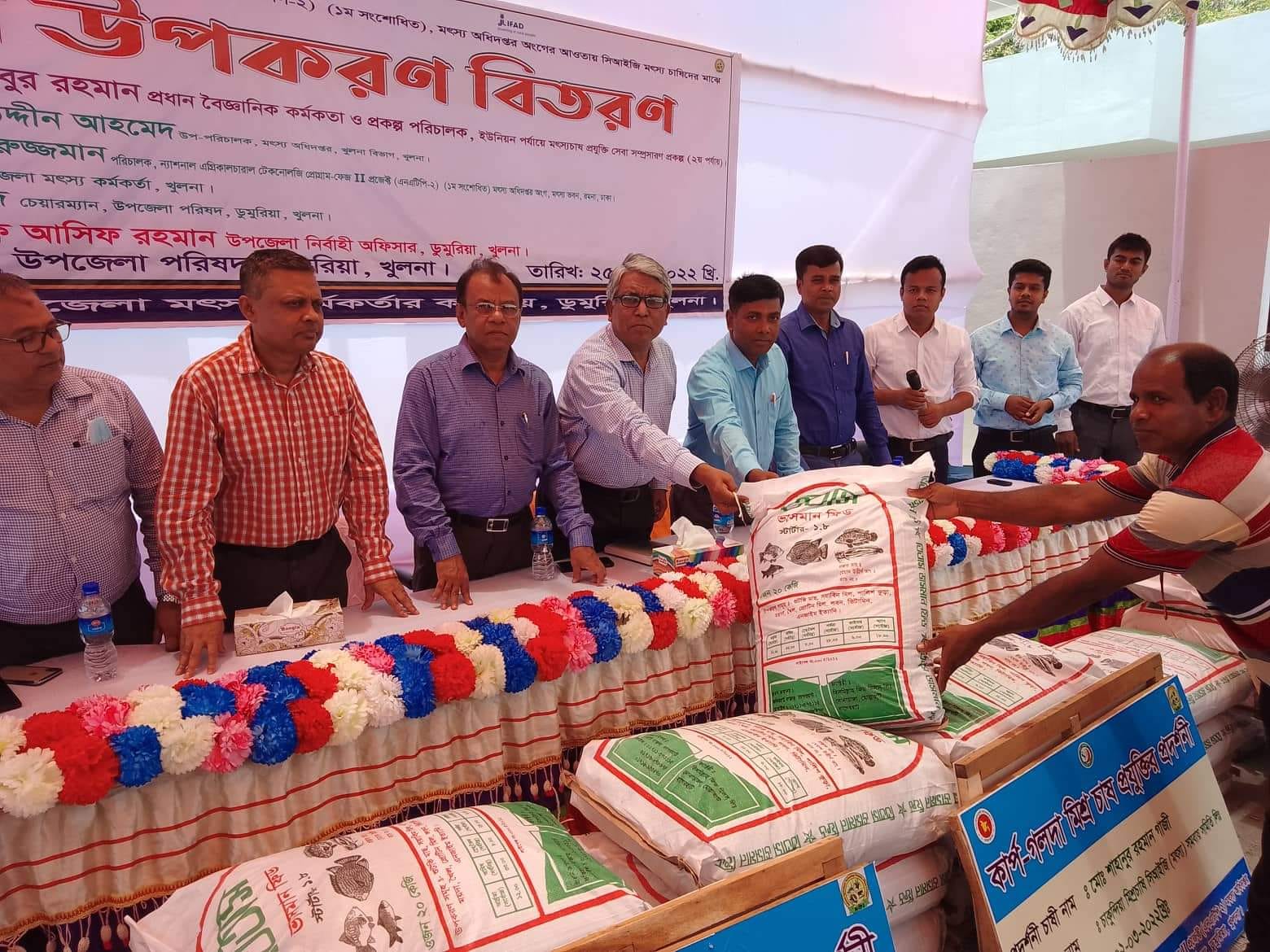 ডুমুরিয়ায় সিআইজি চাষিদের মাঝে বিনামূল্যে মাছের পোনা ও মৎস্য খাবার বিতরণ