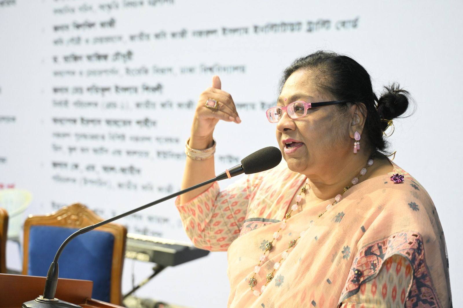 ড. তাজিন আজিজ চৌধুরী, অধ্যাপক ও চেয়ারপার্সন, ইংরেজি বিভাগ, ঢাকা বিশ্ববিদ্যালয়।