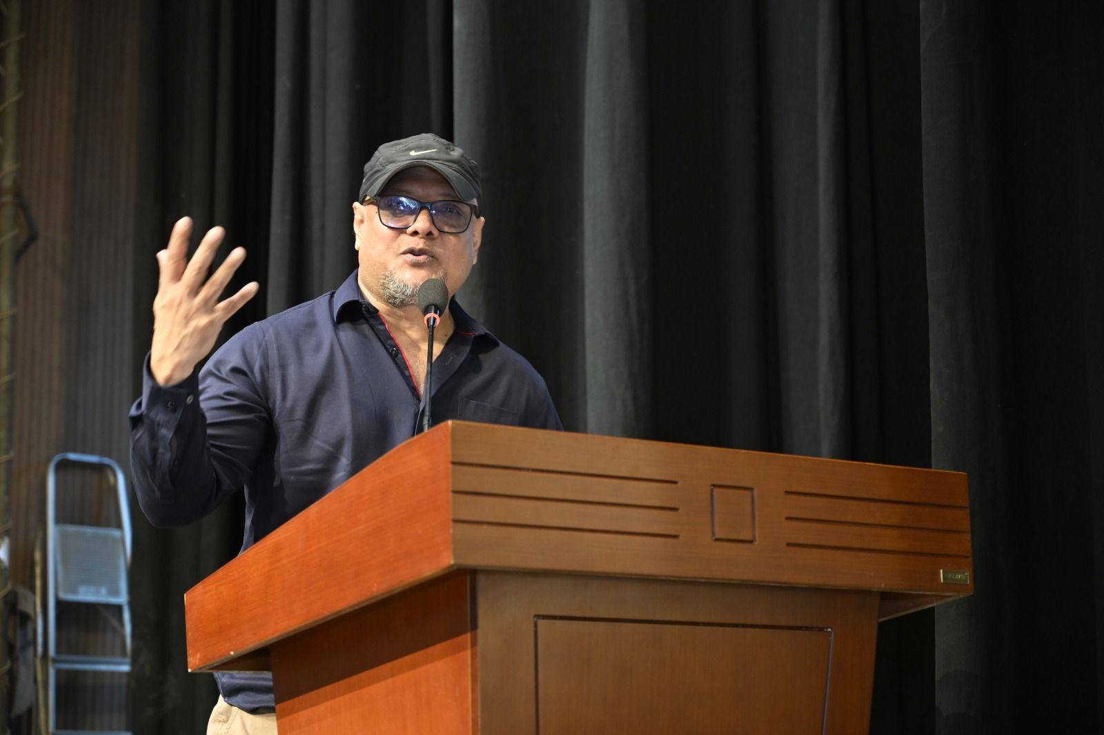 জনাব মোঃ লতিফুল ইসলাম শিবলী, নির্বাহী পরিচালক (গ্রেড-১), জাতীয় কবি কাজী নজরুল ইসলাম ইনস্টিটিউট, ঢাকা