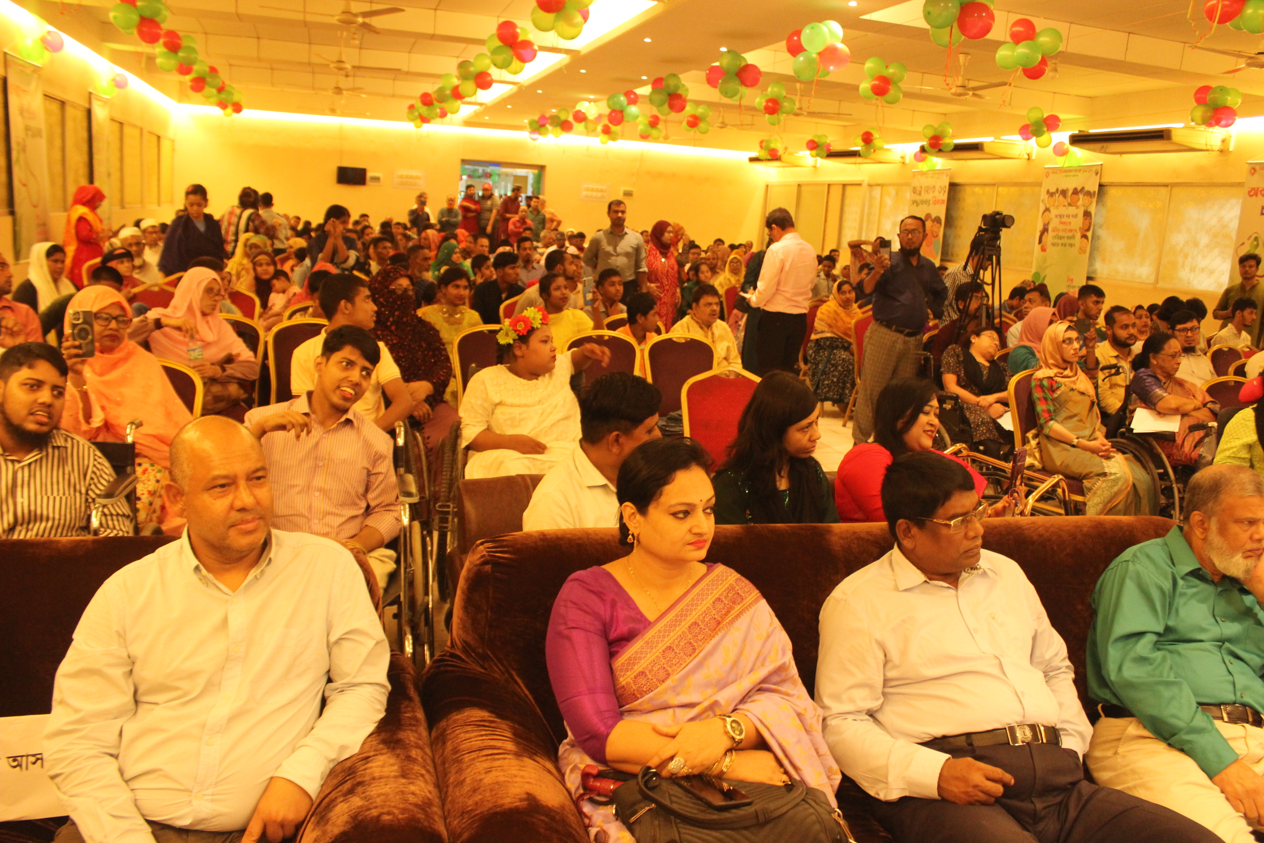 আমন্ত্রিত অথিতিবৃন্দের সাথে আনিলা