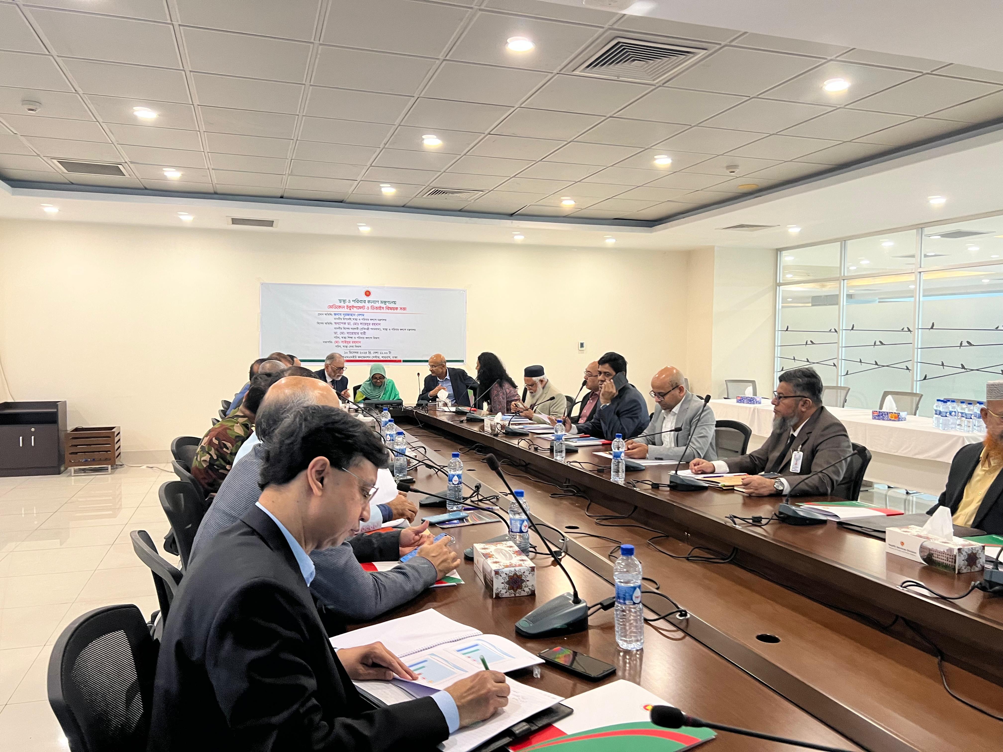 মেডিকেল ইকুইপমেন্ট ও ডিভাইস বিষয়ক সভায় মাননীয় স্বাস্থ্য উপদেষ্টা, মাননীয় প্রধান উপদেষ্টার স্বাস্থ্য বিষয়ক বিশেষ সহকারী ও নিমিউ অ্যান্ড টিসির চীফ টেকনিক্যাল ম্যানেজার মহোদয়।