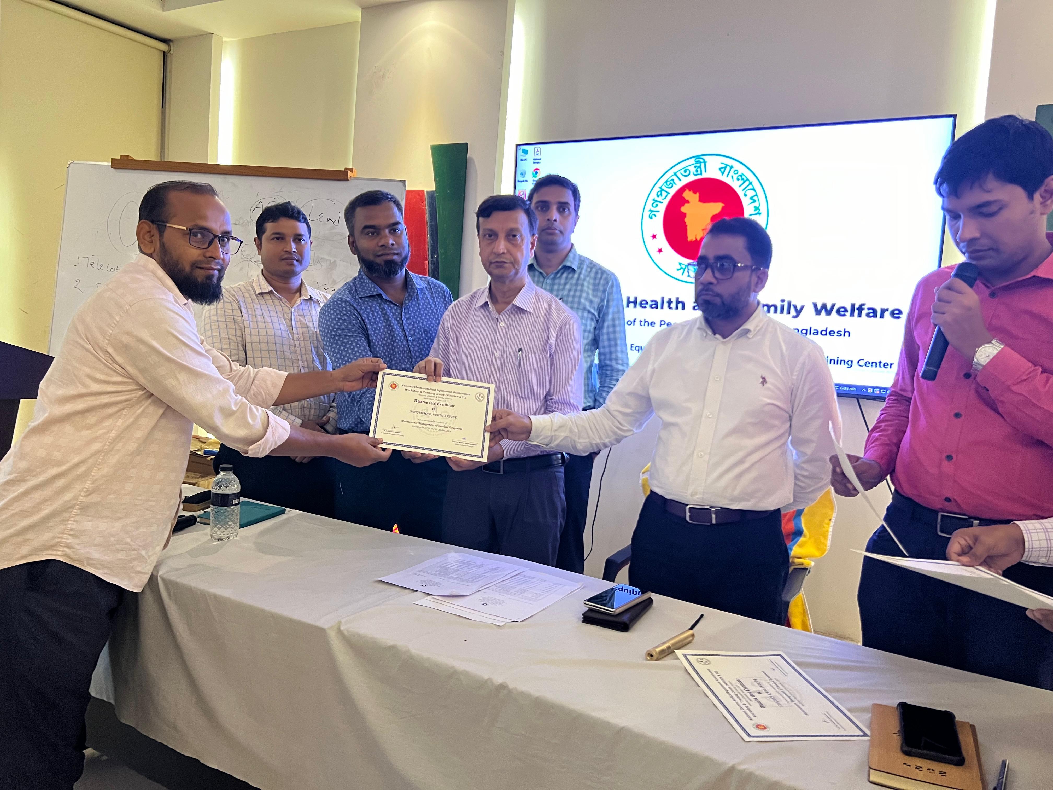 নিমিউ অ্যান্ড টিসিতে প্রশিক্ষণ শেষে সনদপত্র প্রদান করছেন স্বাস্থ্য সেবা বিভাগে যুগ্ম সচিব (বাজেট) মোঃ আবদুছ সালাম।