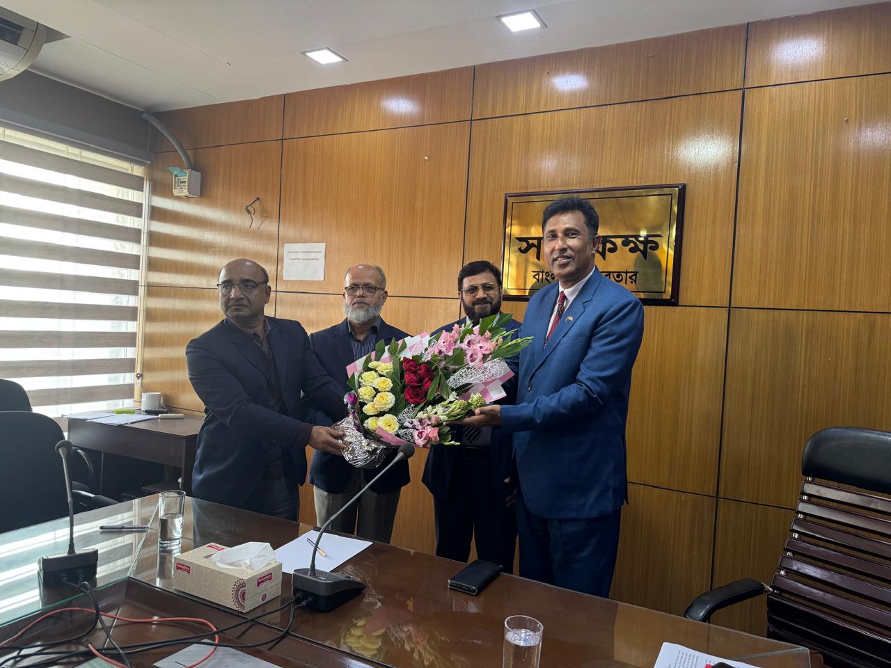 বাংলাদেশ বেতার এর নবনিযুক্ত মহাপরিচালক জনাব এ এস এম জাহীদ মহোদয়কে উইং প্রধানগণ কর্তৃক ফুলেল শুভেচ্ছা। ( ০২ ডিসেম্বর, ২০২৪)