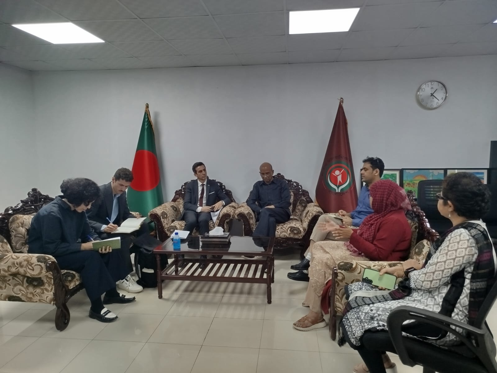 জাতীয় মানবাধিকার কমিশনের চেয়ারপার্সন ও কমিশনারদের সাথে ফ্রান্স দূতাবাসের প্রতিনিধিদলের সাক্ষাৎ