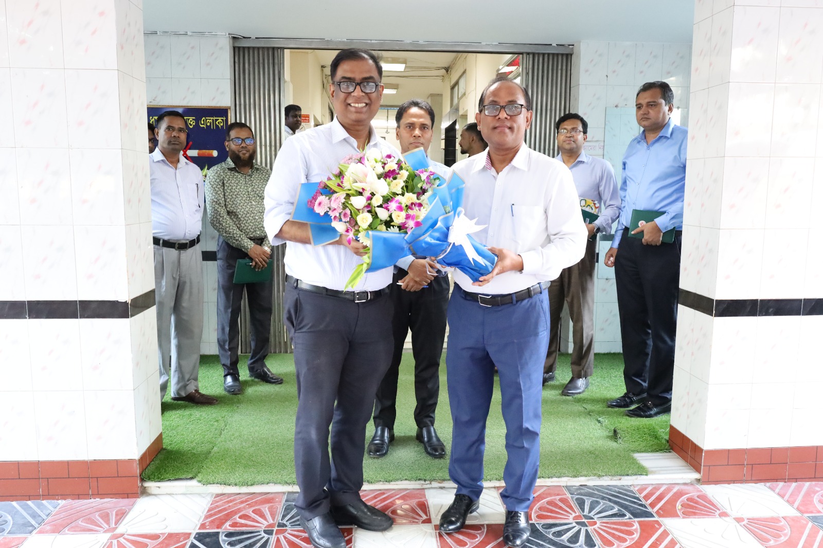 এনআইএলজি-তে স্থানীয় সরকার বিভাগের মানীয় সচিব জনাব আবু হেনা মোরশেদ-কে স্বাগত জানাচ্ছেন মহাপরিচালক এবং অন্যান্য কর্মকর্তা ও কর্মচারী।