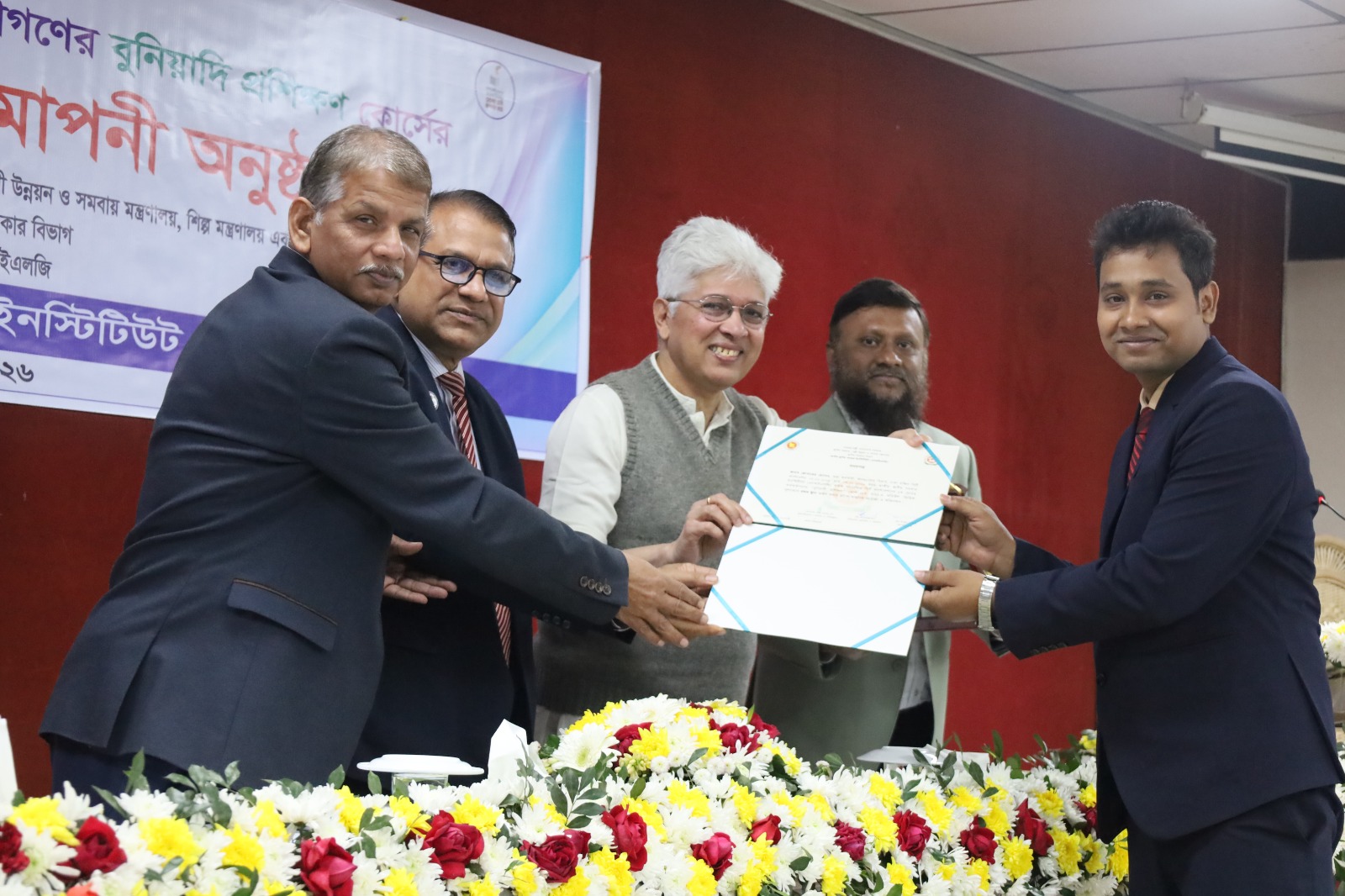 সিটি কর্পোরেশনের কর্মকর্তাগণের জন্য আয়োজিত বুনিয়াদি প্রশিক্ষণের সনদ বিতরণ ও সমাপনী অনুষ্ঠানে মাননীয় উপদেষ্টা জনাব আদিলুর রহমান খান