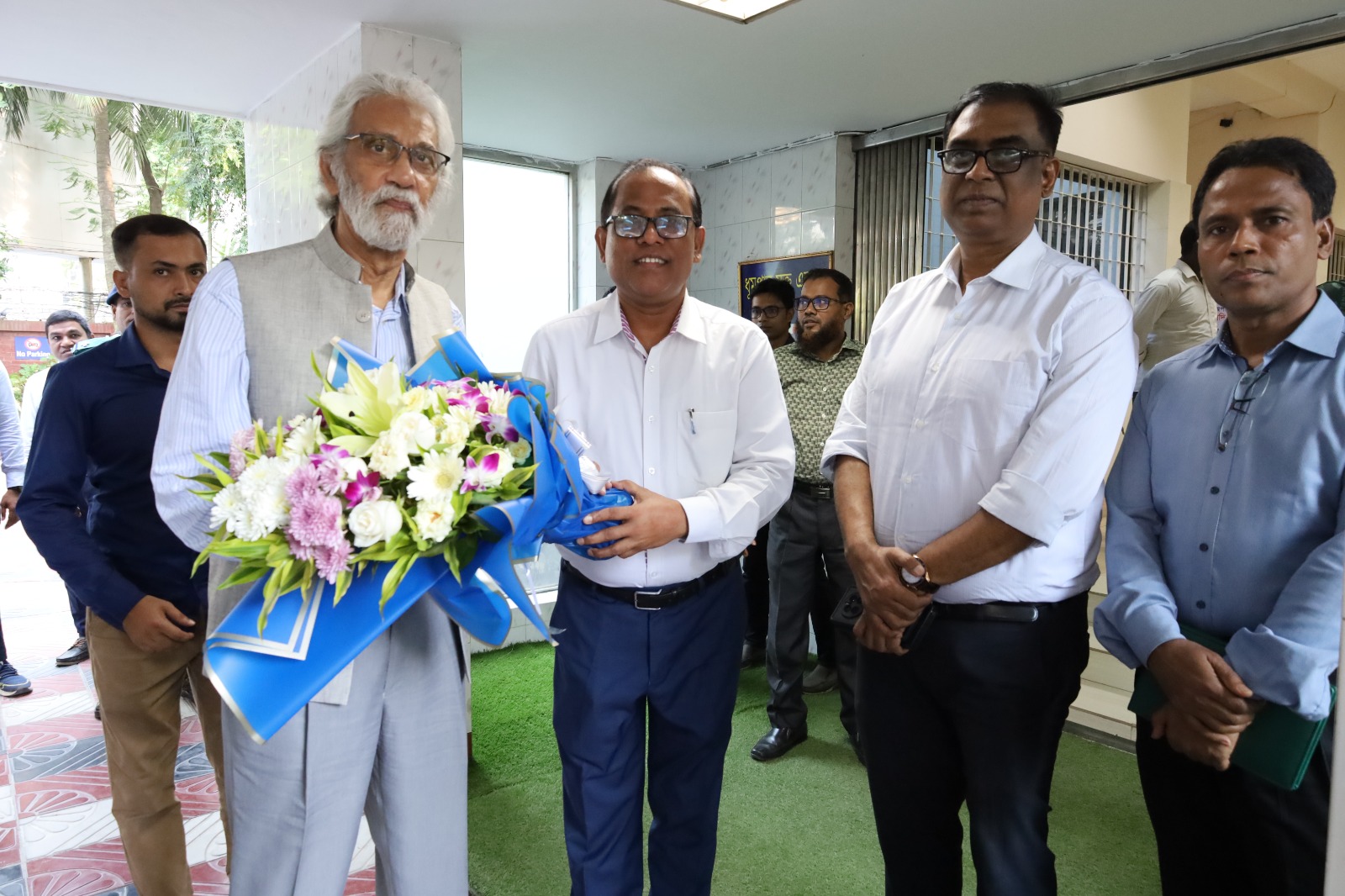 এনআইএলজি-তে স্থানীয় সরকার, পল্লী উন্নয়ন ও সমবায় বিভাগের মাননীয় উপদেষ্টা জনাব এ. এফ. হাসান আরিফ-কে স্বাগত জানাচ্ছেন মহাপরিচালক এবং অন্যান্য কর্মকর্তা ও কর্মচারী।