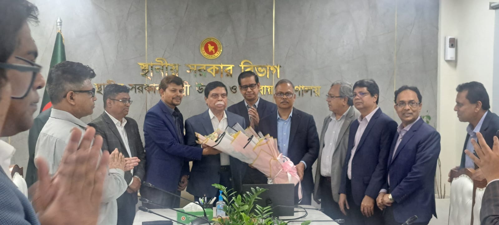 স্থানীয় সরকার বিভাগের নবযোগদানকৃত সচিব মহোদয় জনাব মোঃ শহীদুল হাসান এঁর প্রতি ফুলেল শুভেচ্ছা জ্ঞাপন ।স্থানীয় সরকার বিভাগের নবযোগদানকৃত সচিব মহোদয় জনাব মোঃ শহীদুল হাসান এঁর প্রতি ফুলেল শুভেচ্ছা জ্ঞাপন ।