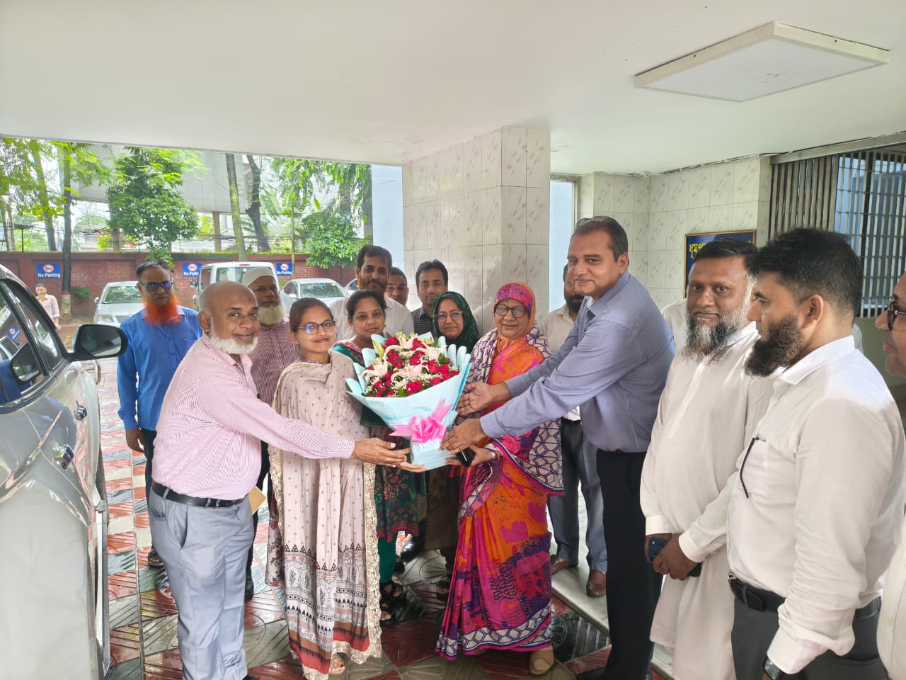 ড. রওশন আরা বেগম, মহাপরিচালক (সচিব) হিসেবে এনআইএলজি-তে যোগদান উপলক্ষ্যে সকল কর্মকর্তা ও কর্মচারীগণ কর্তৃক ফুলেল শুভেচছা ও স্বাগতম।