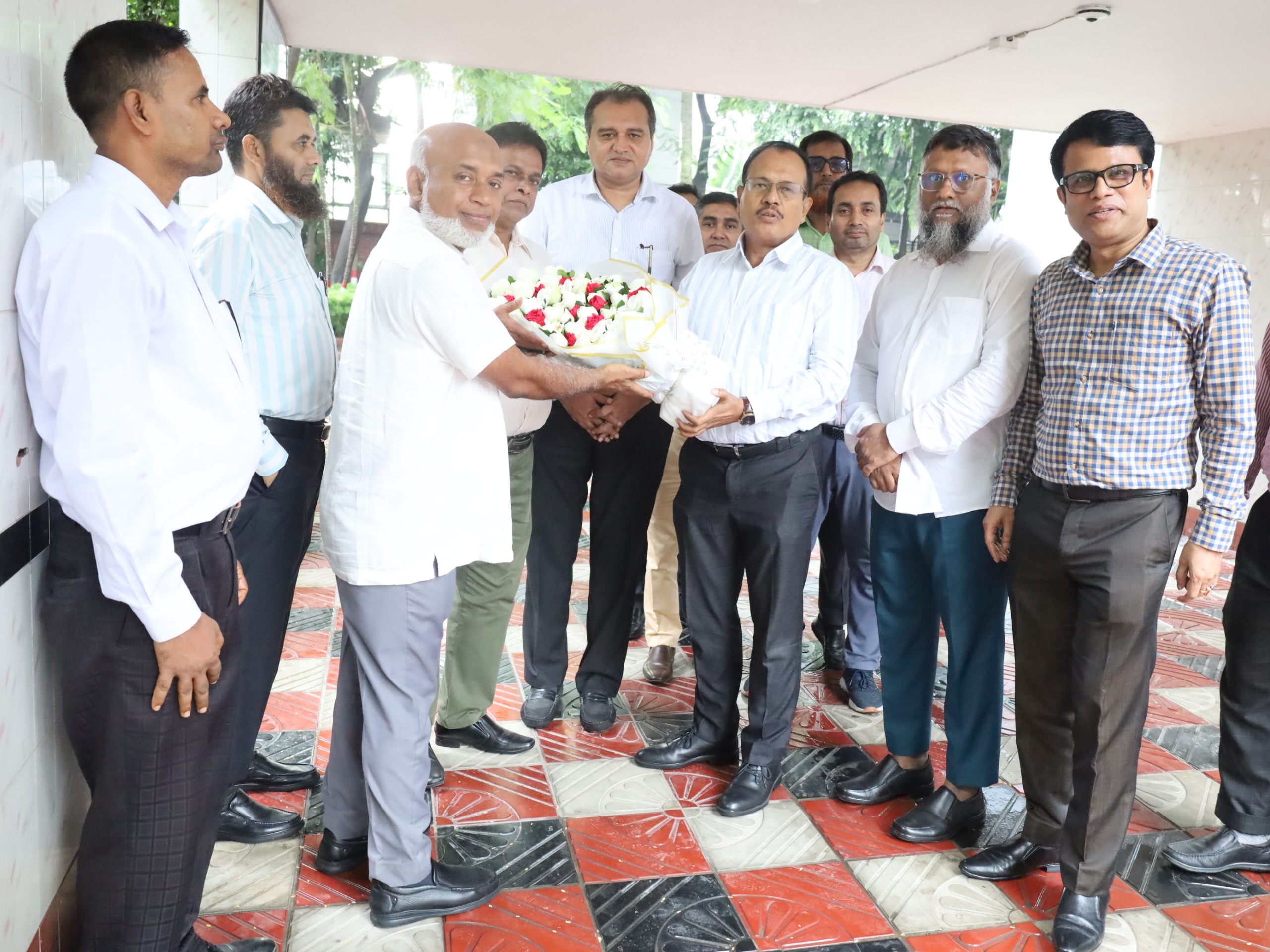 মোঃ আমিনুল ইসলাম, মহাপরিচালক (সচিব) হিসেবে এনআইএলজি-তে যোগদান উপলক্ষ্যে সকল কর্মকর্তা ও কর্মচারীগণ কর্তৃক ফুলেল শুভেচছা ও স্বাগতম।