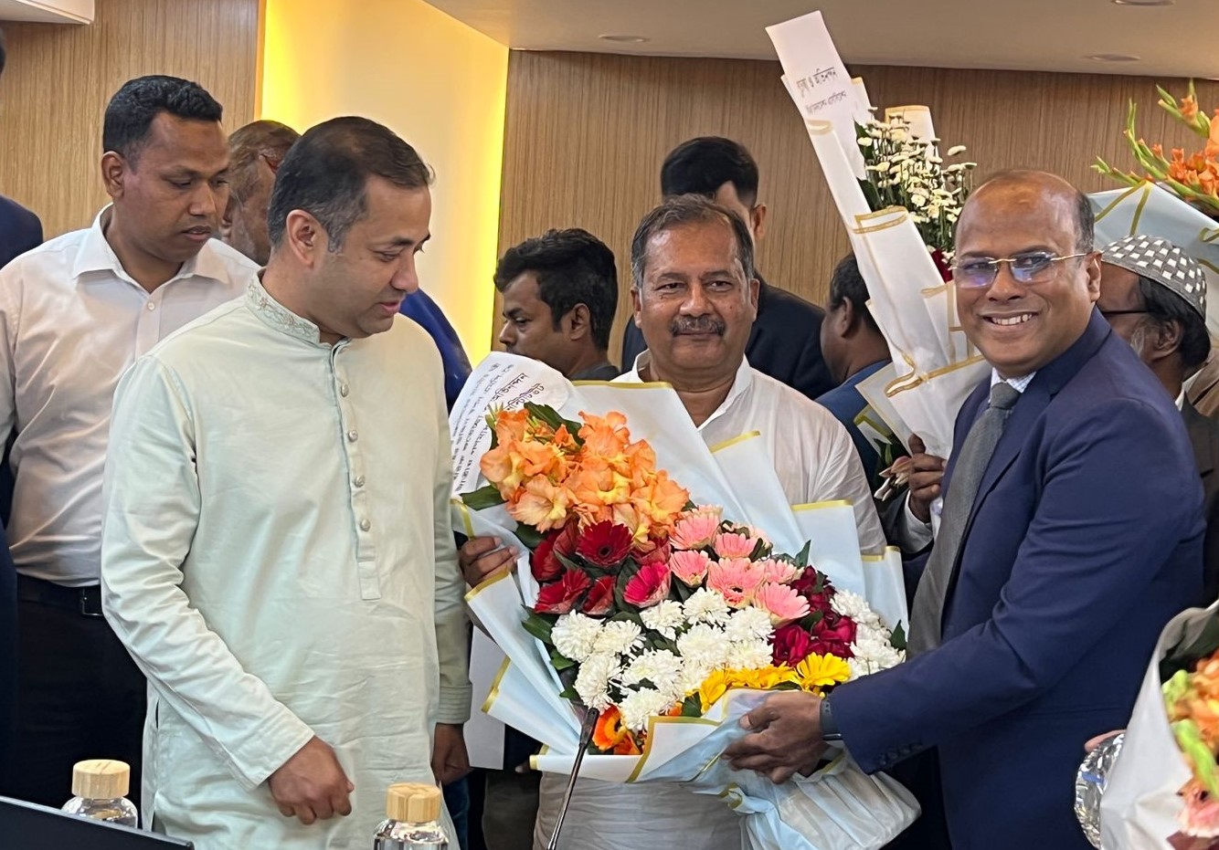 তথ্য ও সম্প্রচার মন্ত্রণালয়ের মাননীয় মন্ত্রী জহির উদ্দিন স্বপন এমপিকে ফুল দিয়ে শুভেচ্ছা জানান জাতীয় গণমাধ্যম ইনস্টিটিউট-এর মহাপরিচালক (অতিরিক্ত সচিব) জনাব মুহম্মদ হিরুজ্জামান এনডিসি।