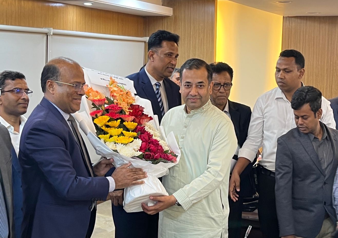 তথ্য ও সম্প্রচার মন্ত্রণালয়ের মাননীয় প্রতিমন্ত্রী ইয়াসের খান চৌধুরী এমপিকে ফুল দিয়ে শুভেচ্ছা জানান জাতীয় গণমাধ্যম ইনস্টিটিউট-এর মহাপরিচালক (অতিরিক্ত সচিব) জনাব মুহম্মদ হিরুজ্জামান এনডিসি।