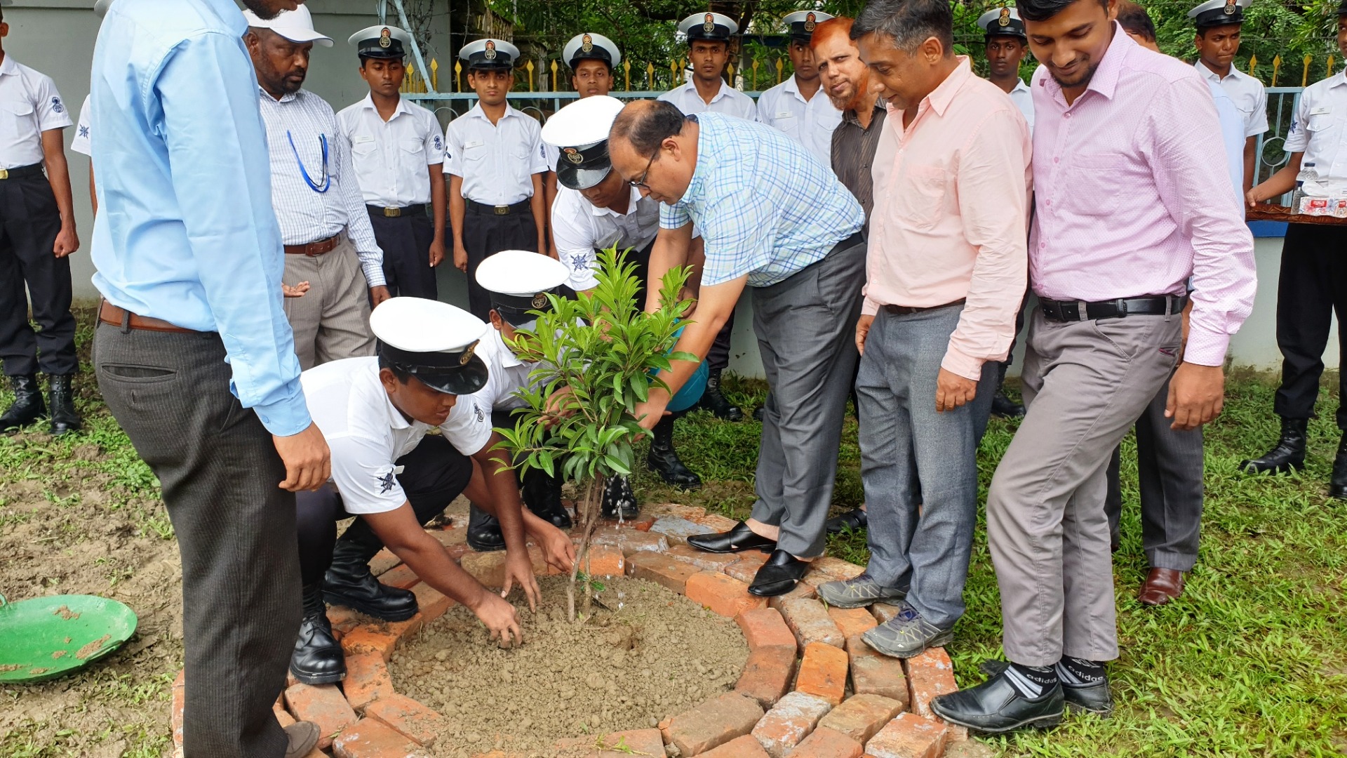 অদ্য ৩১/০৭/২০১৯ খ্রিঃ তারিখে চট্টগ্রামের দক্ষিণ হালিশহরস্থ ন্যাশনাল মেরিটাইম ইন্সটিটিউটে বৃক্ষ রোপন কর্মসূচি পালন করা হয়। উক্ত কর্মসূচি উদ্বোধন করেন ইন্সটিটিউটের অধ্যক্ষ, ক্যাপ্টেন ফয়সাল আজিম এবং অন্যান্য সকল প্রশিক্ষক, কর্মচারি ও প্রশিক্ষণার্থীগণ উপস্থিত ছিলেন। এ কর্মসূচিতে প্রায় ৩০০টি বিভিন্ন প্রজাতির বনজ ও ফলজ বৃক্ষ রোপন করা হয়। 