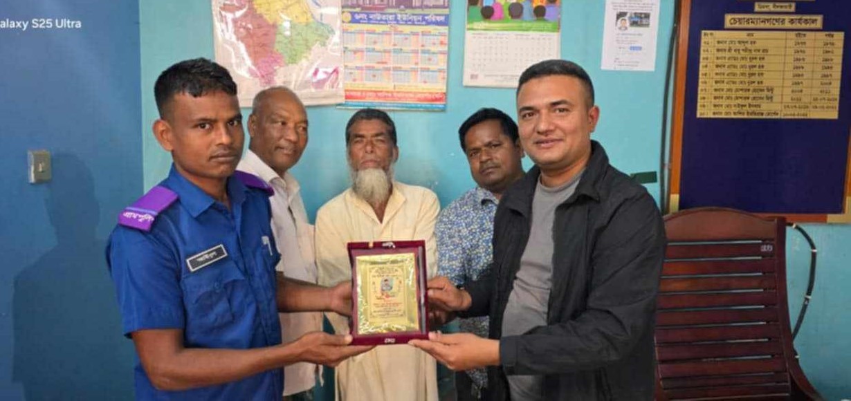 উন্নয়ন মূলক কাজে সহায়তার জন্য পুরষ্কার সামগ্রী বিতরণ