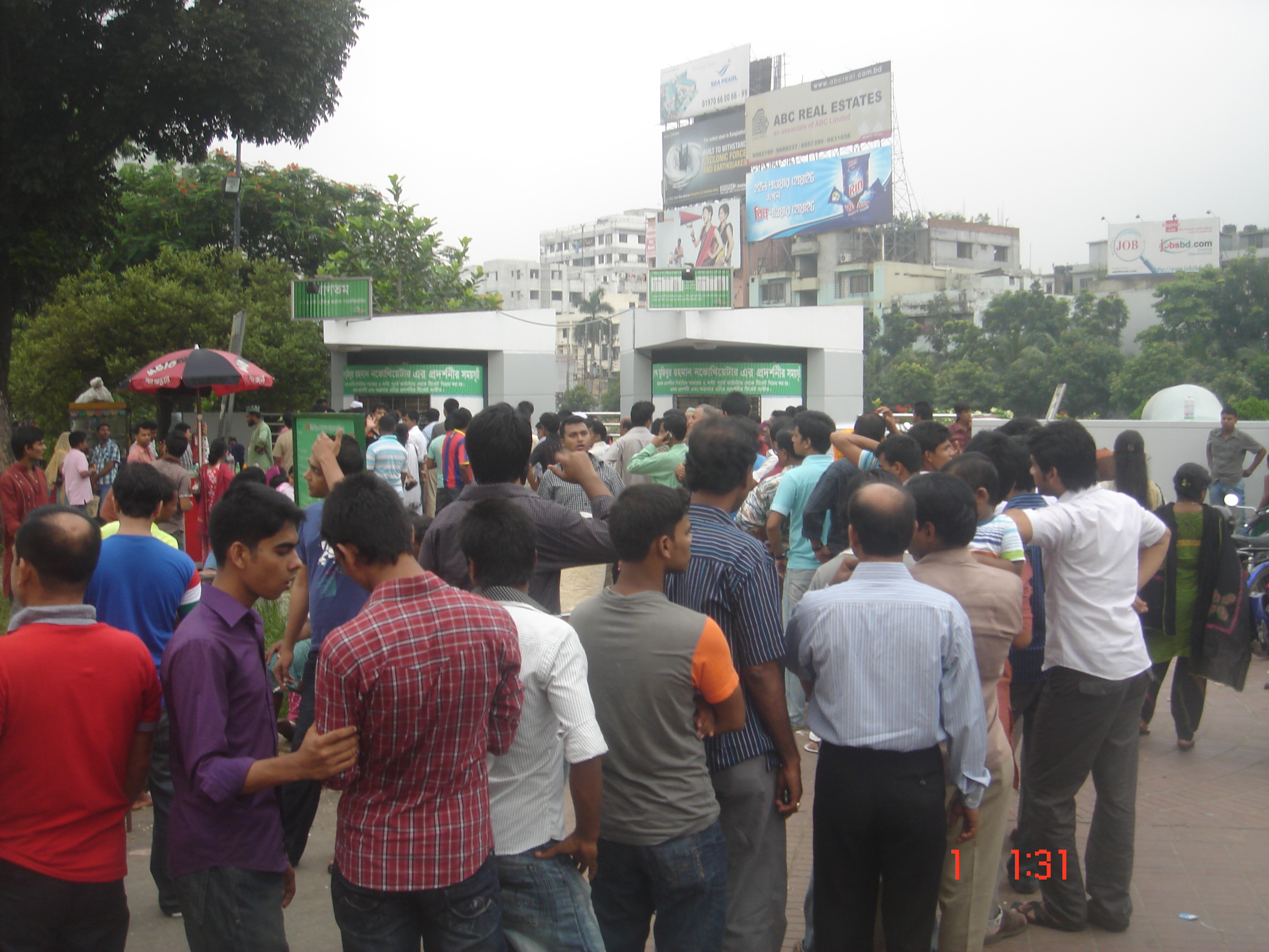 নভোথিয়েটারে প্রবেশের জন্য দর্শনার্থীগণ টিকেট সংগ্রহ করছে