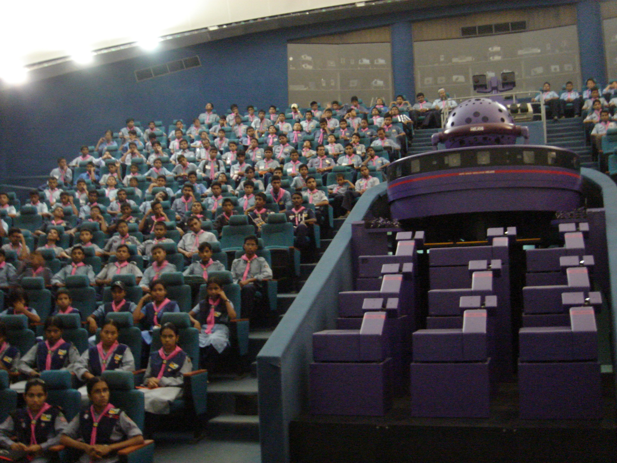 দর্শনার্থীগণ মহাকাশ বিষয়ক প্রদর্শনী উপভোগ করছে