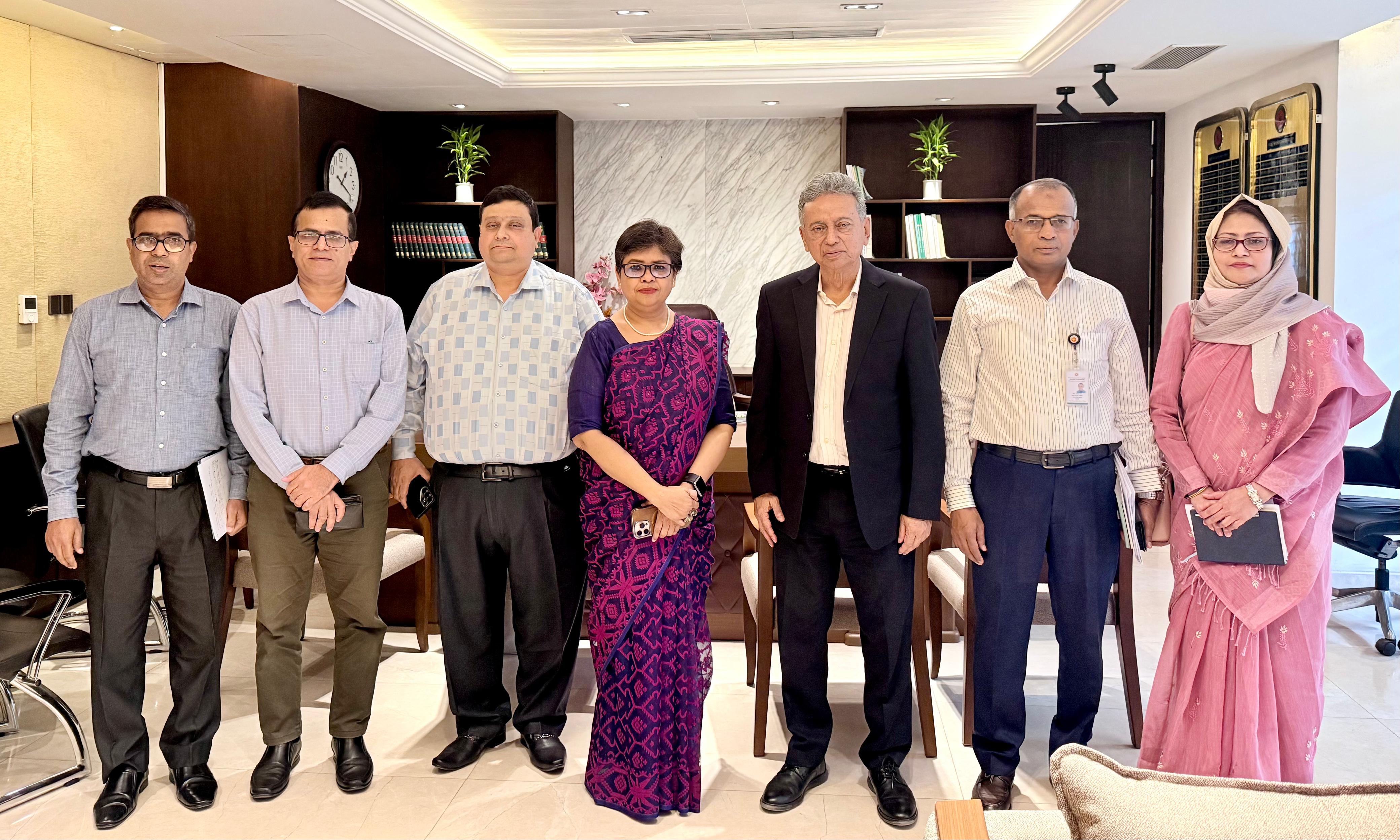 এনএইচআরডিএফ বিষয়ক বৈঠক শেষে অর্থ ও পরিকল্পনা মন্ত্রীর সঙ্গে এনএসডিএ'র নির্বাহী চেয়ারম্যান মহোদয় এবং এনএসডিএ'র ঊর্ধ্বতন কর্মকর্তাগণ ।। ২৬ জুলাই ২০২৬ ।। বাংলাদেশ সচিবালয়