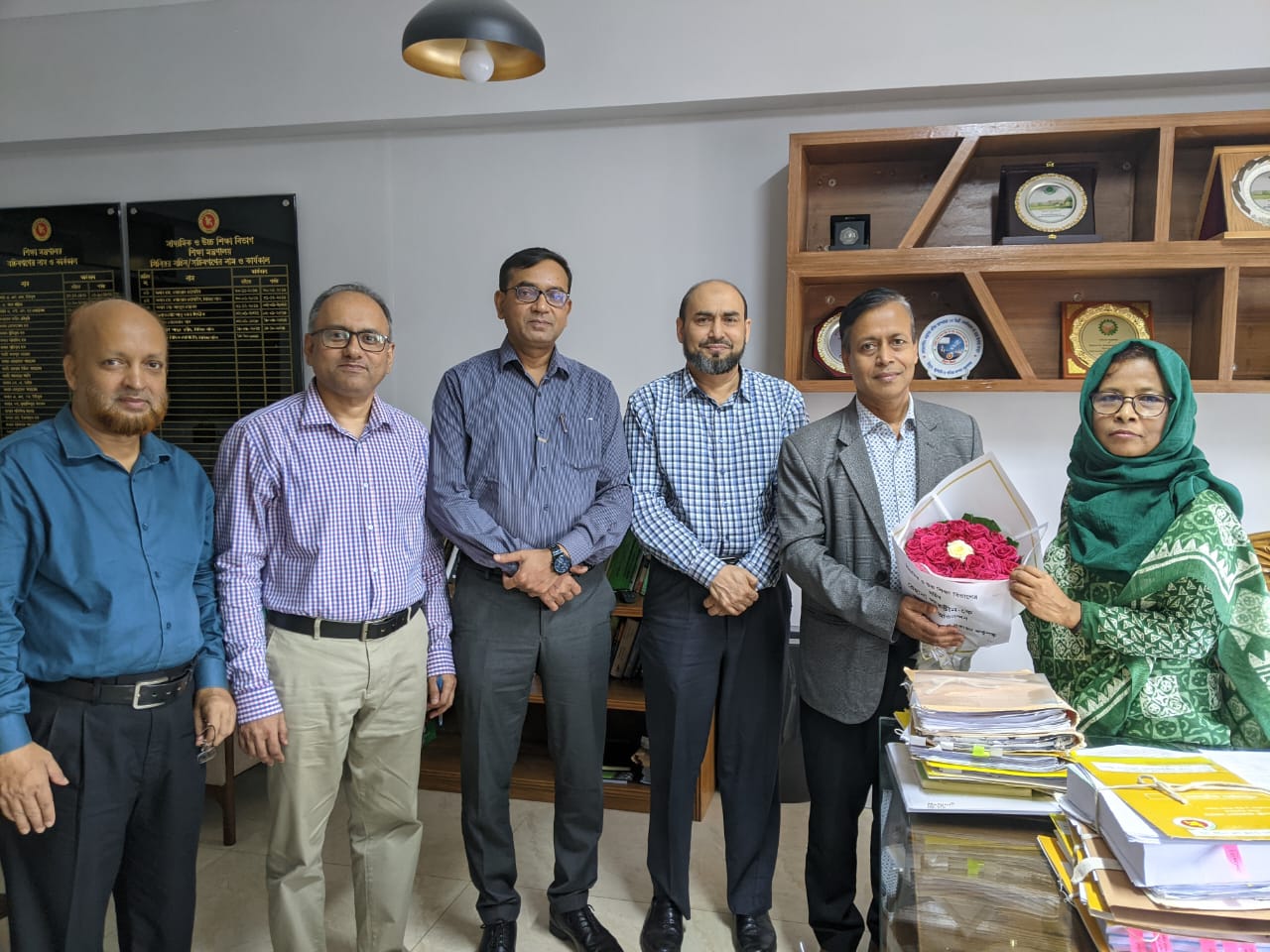 মাধ্যমিক ও উচ্চ শিক্ষা বিভাগের সচিব মহোদয়কে এনটিআরসিএ-এর পক্ষ থেকে ফুলেল শুভেচ্ছা