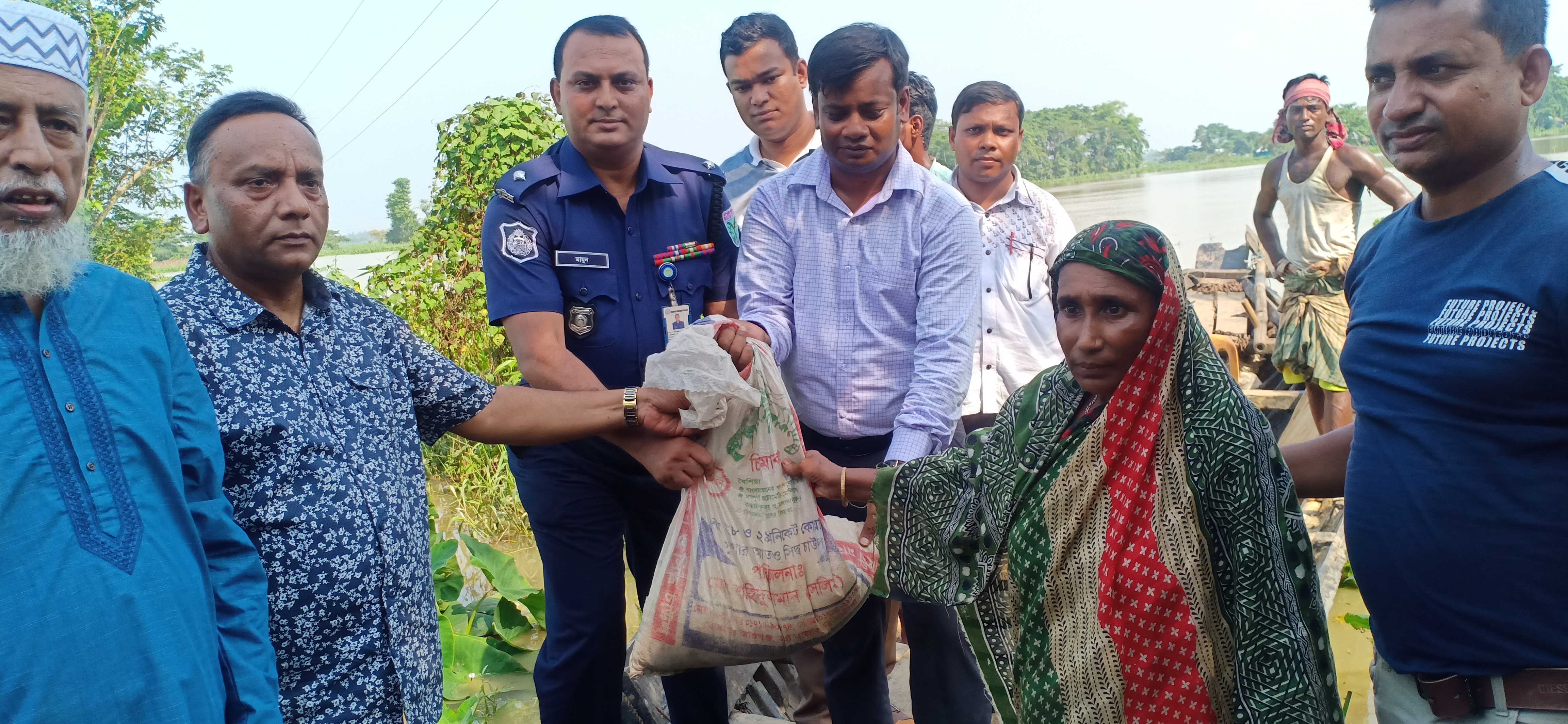 বন্যার্ত মানুষের পাশে উপজেলা প্রশাসন