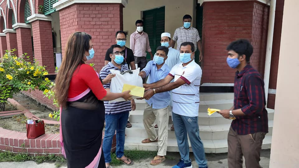 জেলা প্রশাসন, পাবনার অসহায় ও দুস্থদের মাঝে নগদ অর্থ এবং খাদ্যদব্য বিতরণ