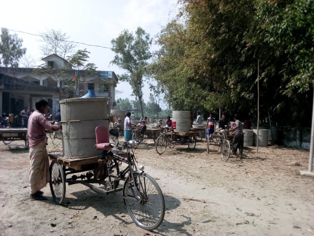 ১০ প্রকল্পের আওতায় ইউনিয়নের দরিদ্র পরিবারের মাঝে বিনামুল্যে স্বাস্থ্য সম্মত সেনেটারী ল্যাট্রিন বিতরণ