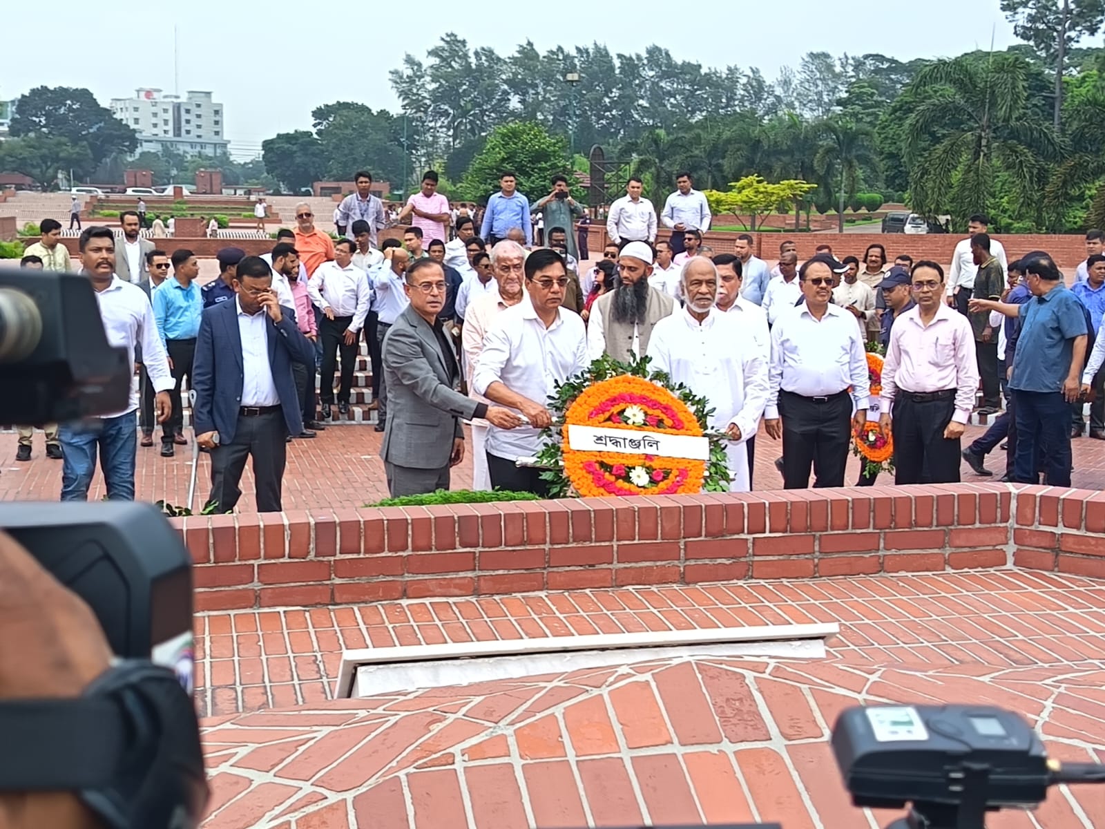 সাভার স্মৃতিসৌধে শ্রদ্ধা নিবেদন।
