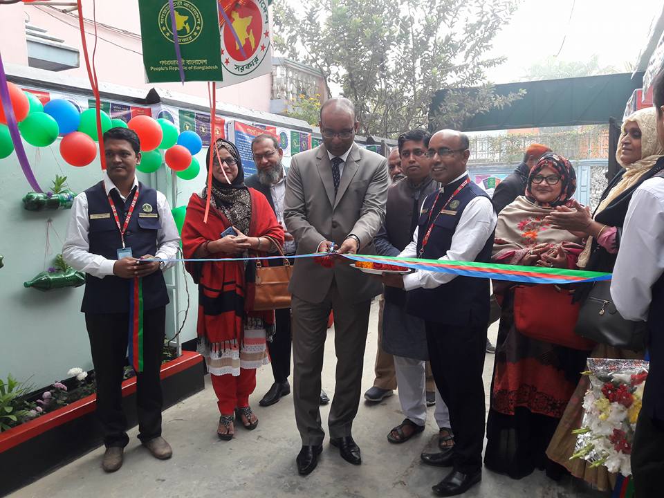 আঞ্চলিক পাসপোর্ট অফিস, চুয়াডাঙগা । 3/2/2018 হতে সপ্তাহব্যাপী \\"পাসপোর্ট সেবা সপ্তাহ-2018\\"শুরু হয়েছে। এ উপলক্ষে মাননীয় জেলা প্রশাসক জনাব জিয়া উদ্দীন আহমেদ স্যার উপস্থিত হয়ে সেবা সপ্তাহ-2018 শুভ সুচনা করেন