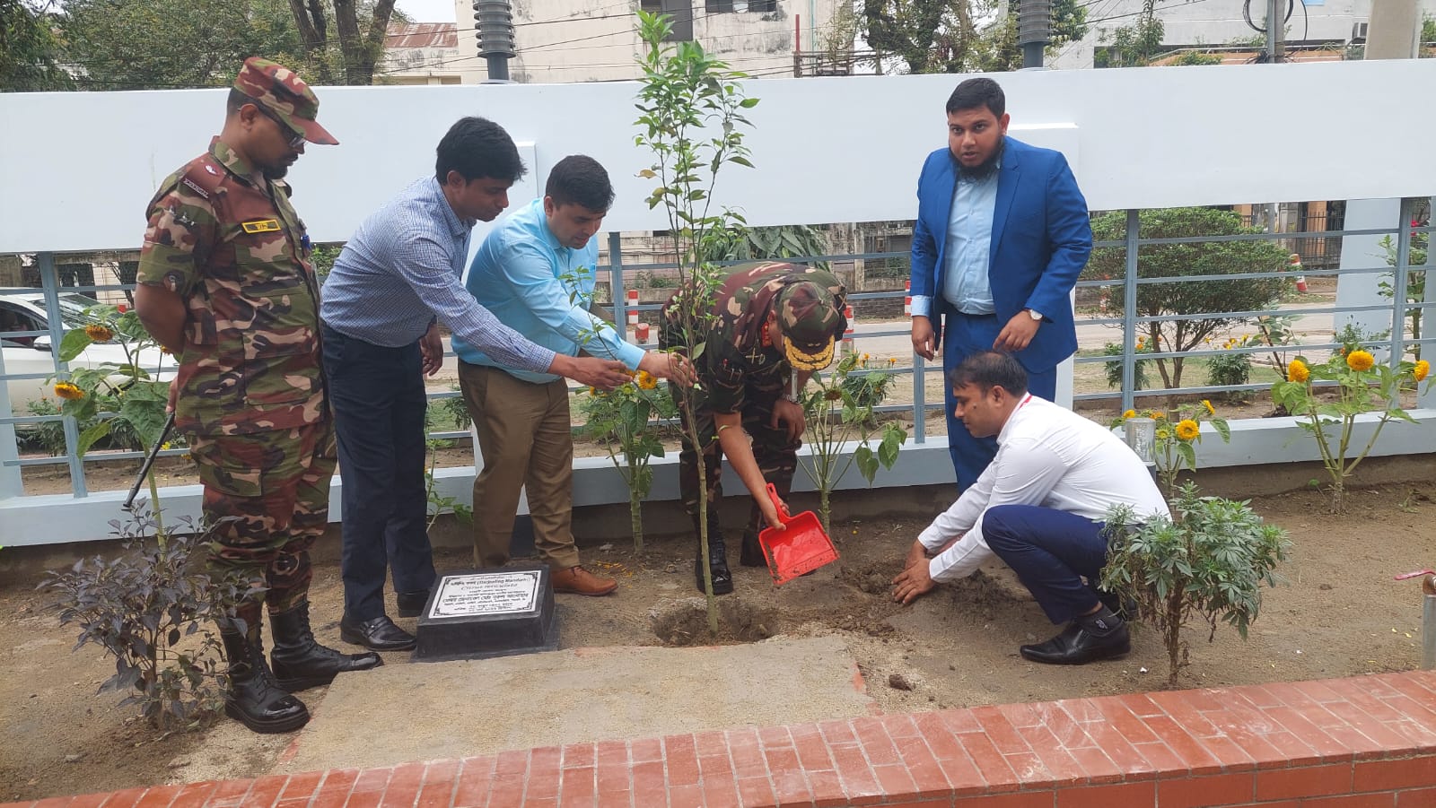 ইমিগ্রেশন ও পাসপোর্ট অধিদপ্তরের মাননীয় মহাপরিচালক মহোদয়ের অফিস পরিদর্শনের স্থিরচিত্র